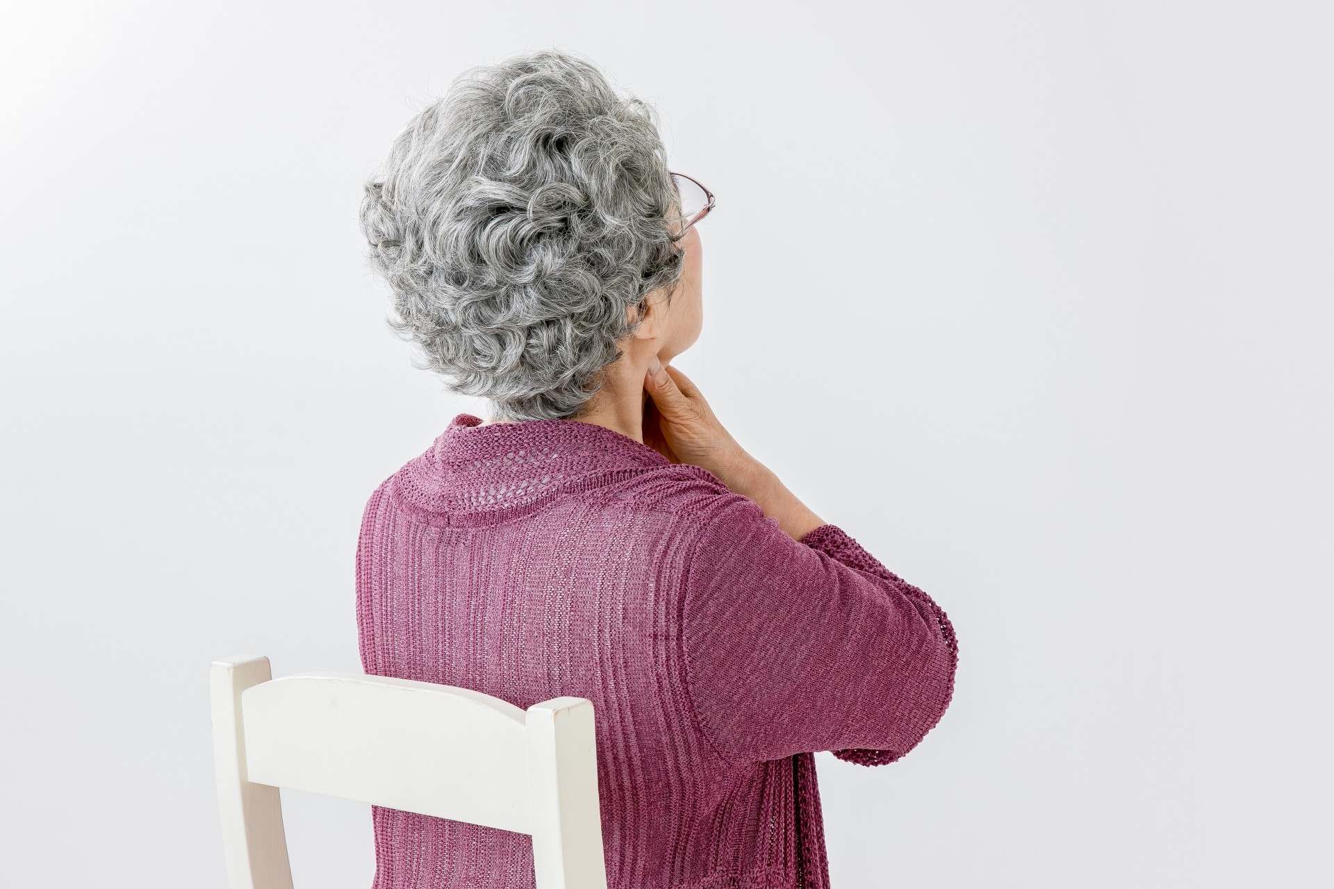 パンを喉に詰まらせる女性｜家族が知るべき誤嚥リスクと対処法