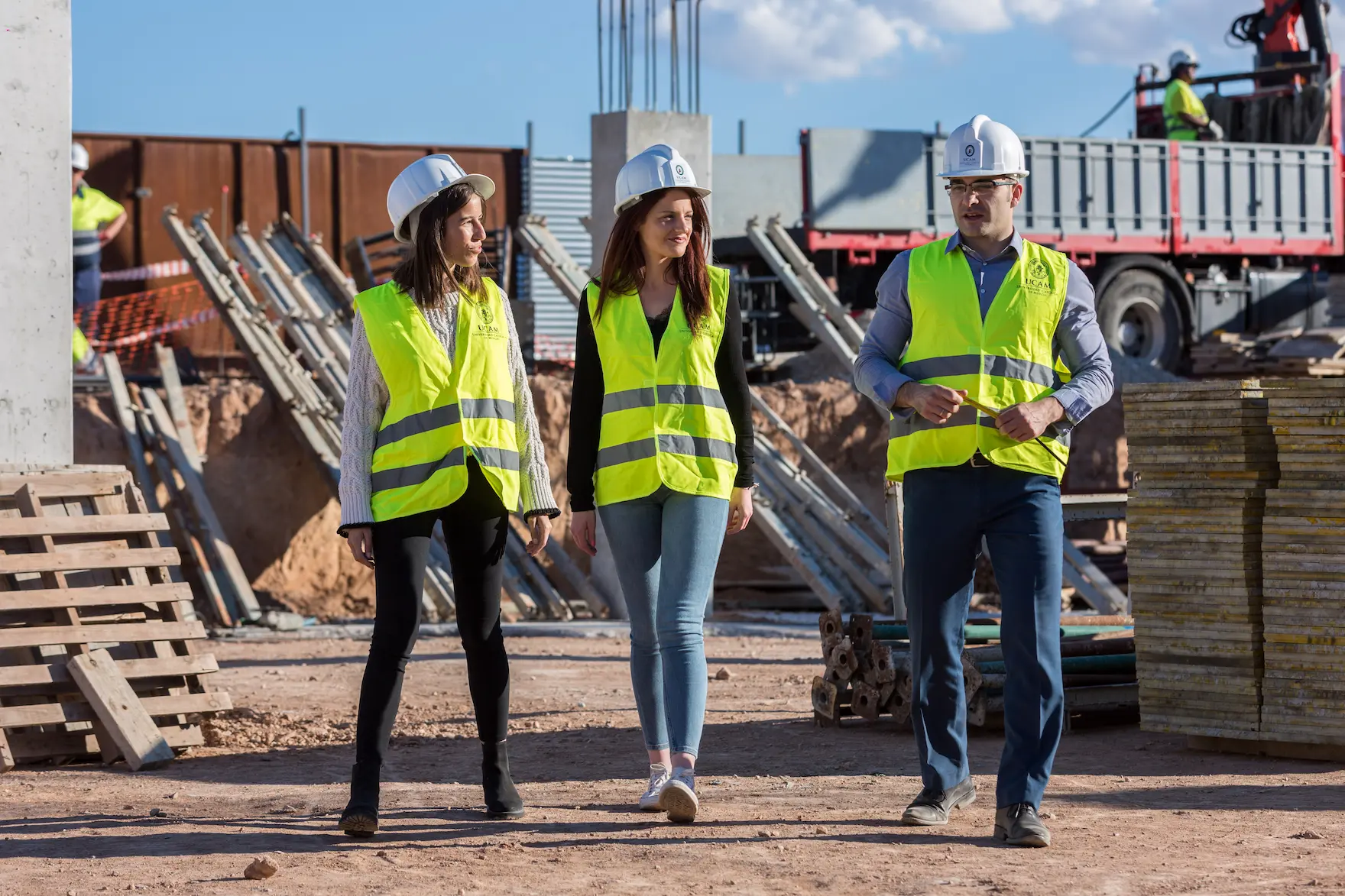 Estudiantes del FP San Antonio en obra civil visitando unas obras durante una práctica