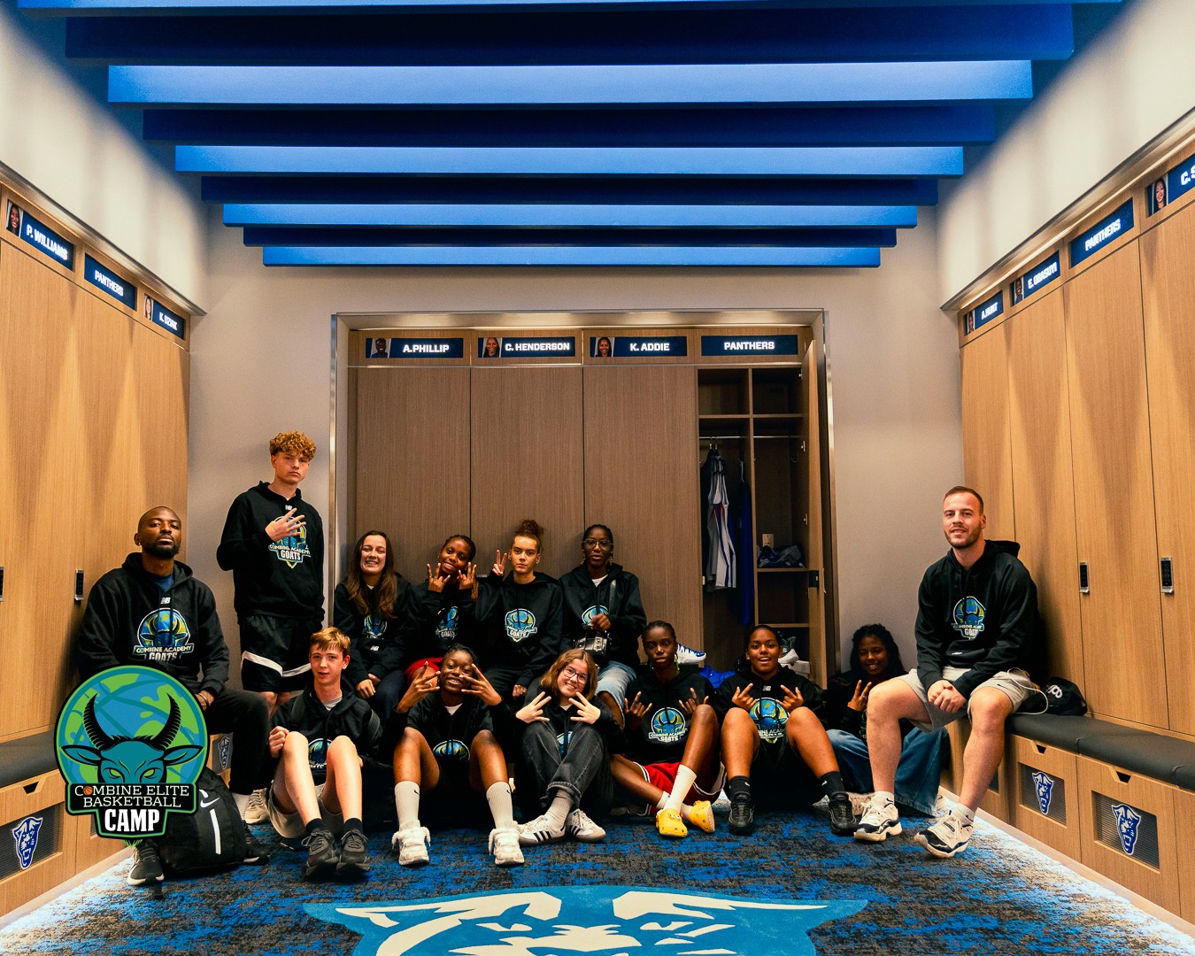 Photo d'équipe de la Combine Academy dans les vestiaires de Georgia State University