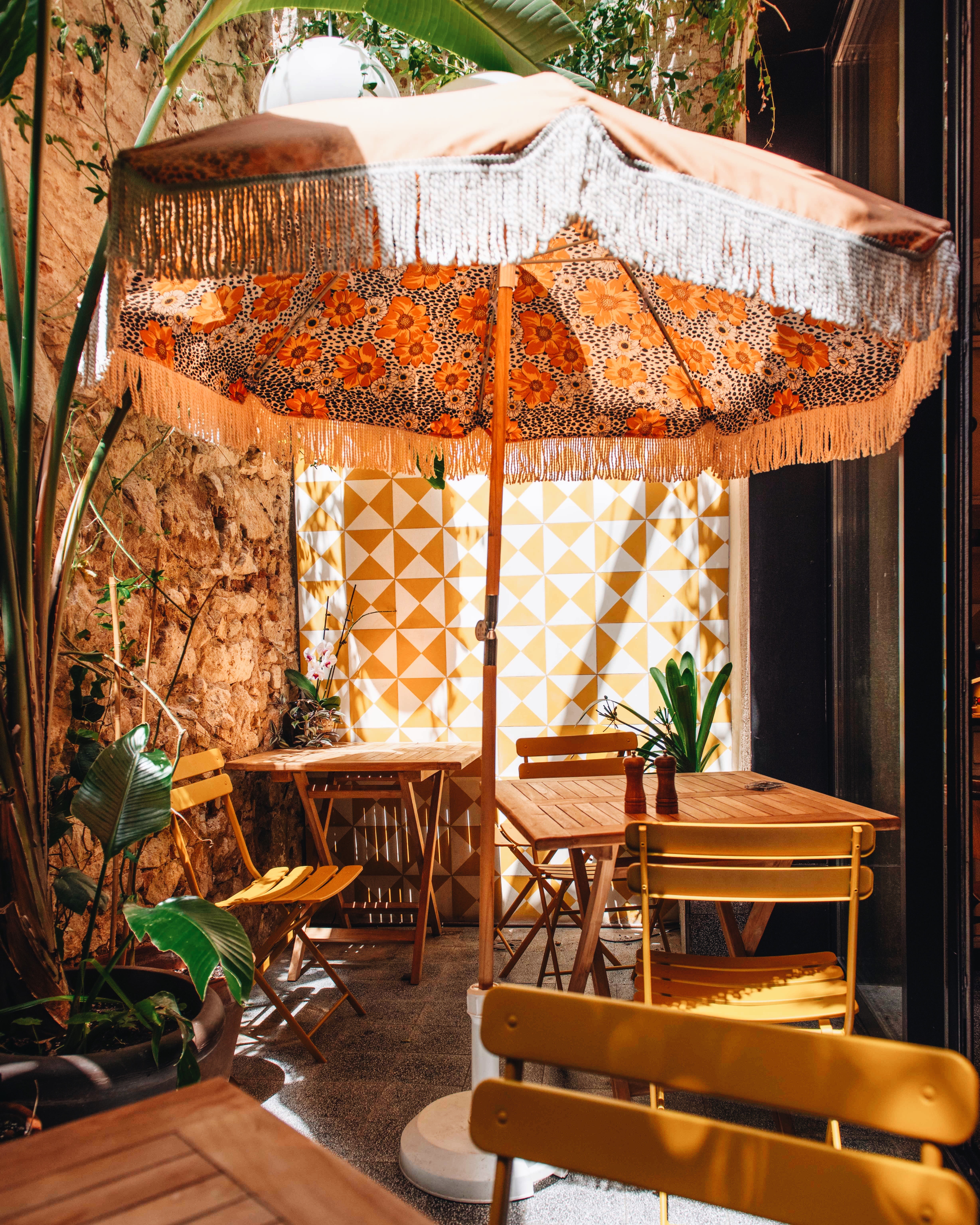 Hidden patio terrace with vintage parasol at Faire. Brunch & Drinks, Eixample