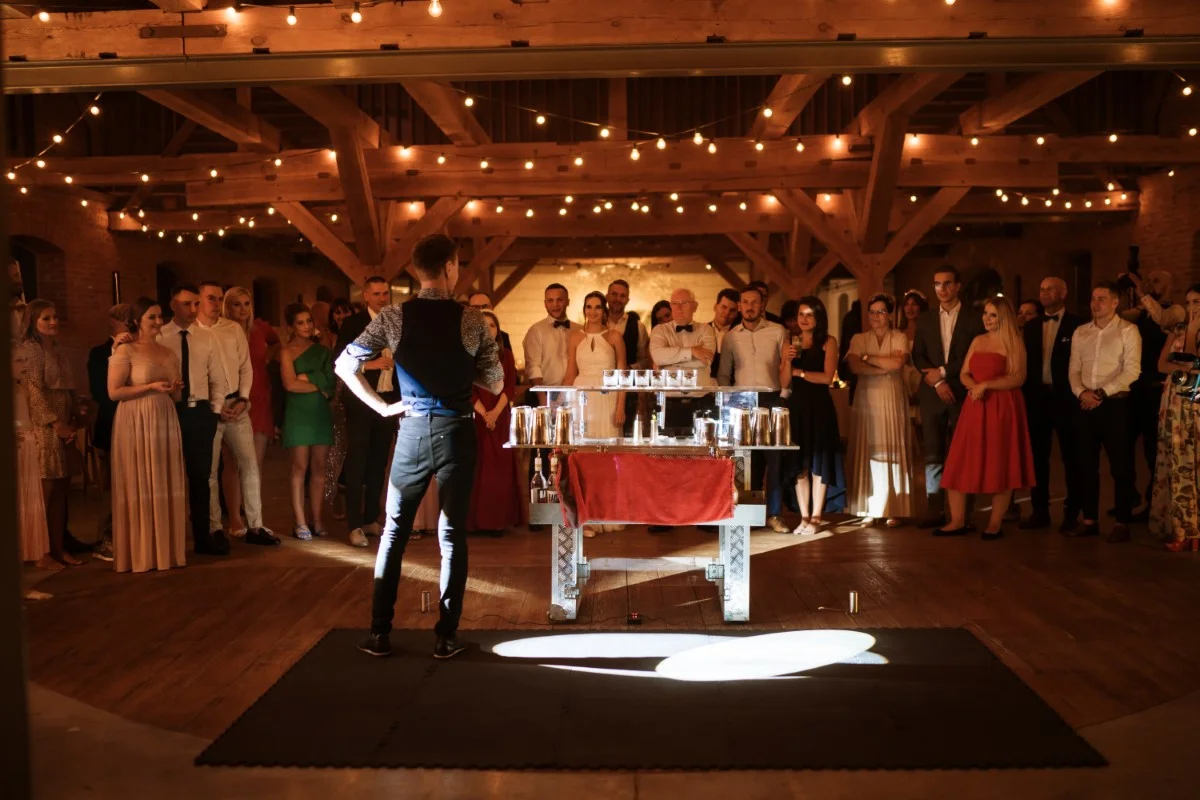 elegancki koktajl przygotowywany przez barmana na wesele przy pomocy sitka