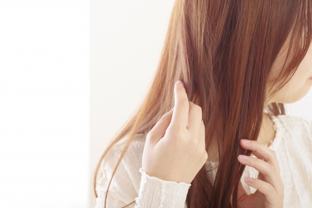 髪を触っている女性