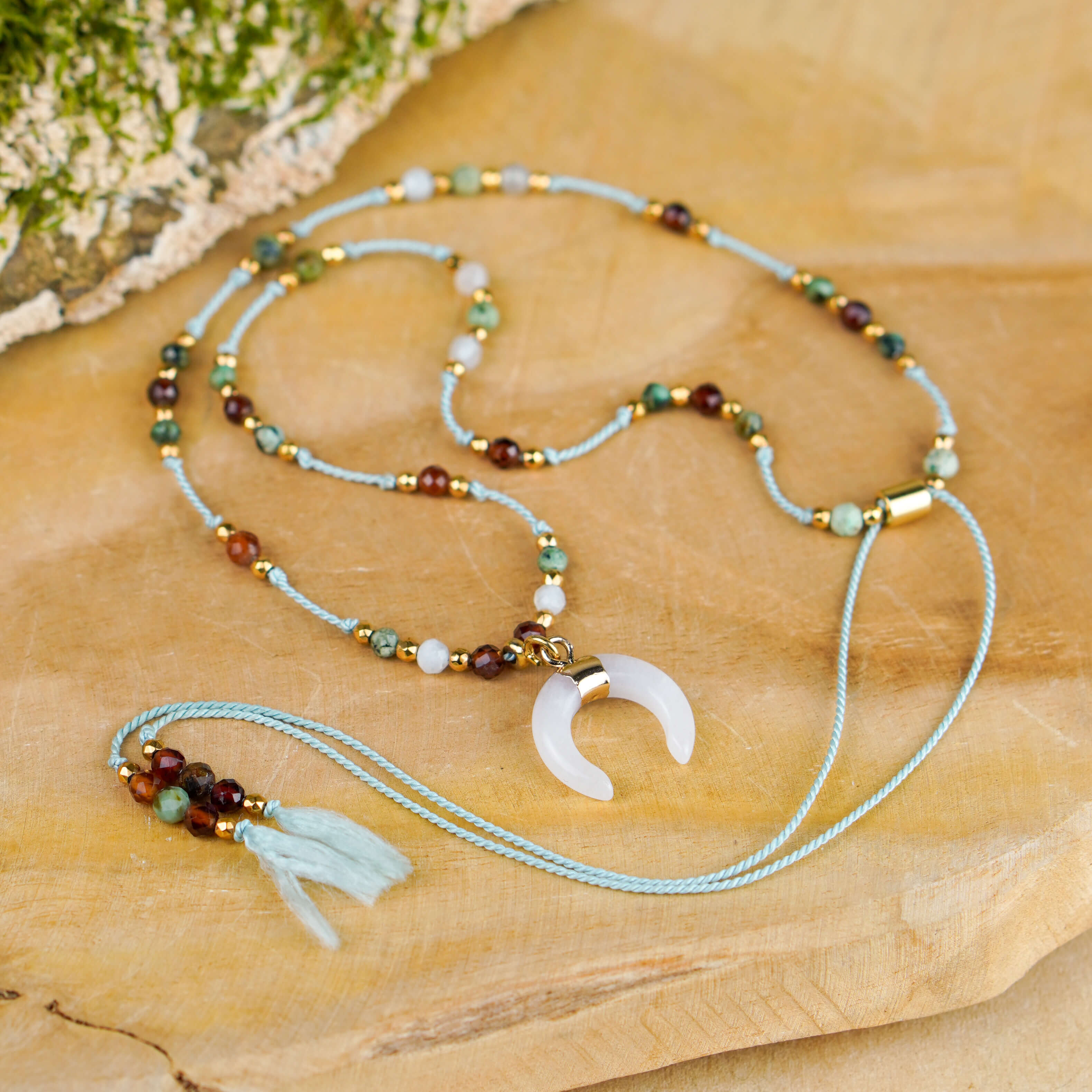 Delikatny naszyjnik jasny błękitny lunula kamienie naturalne