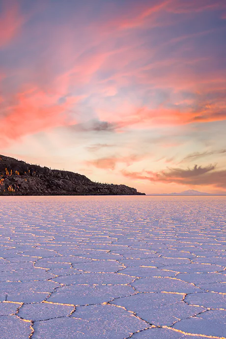 Machu Picchu, antiga cidade inca no Peru, cercada pelas montanhas da Cordilheira dos Andes e pela vegetação verde da região
