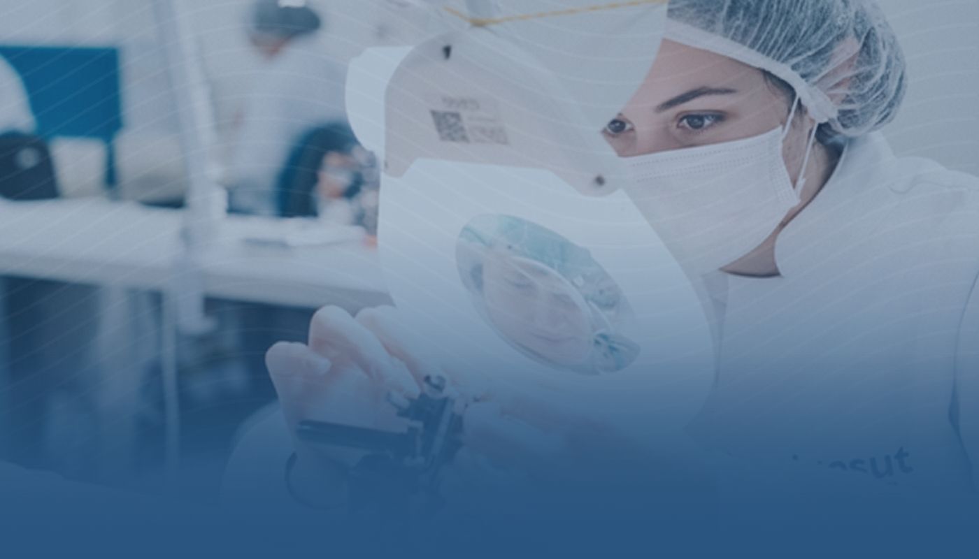 colaboradora produzindo sutura cirúrgica