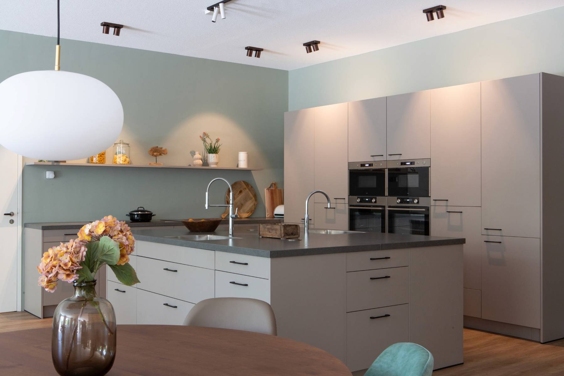 woonkeuken grijs met groene muren