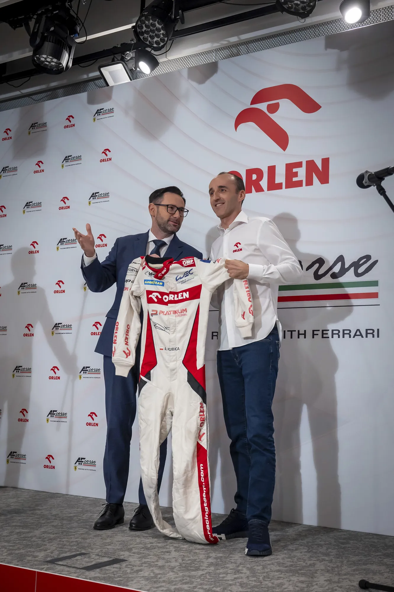 Robert Kubica prezentuje kombinezon wyścigowy podczas konferencji prasowej ORLEN.