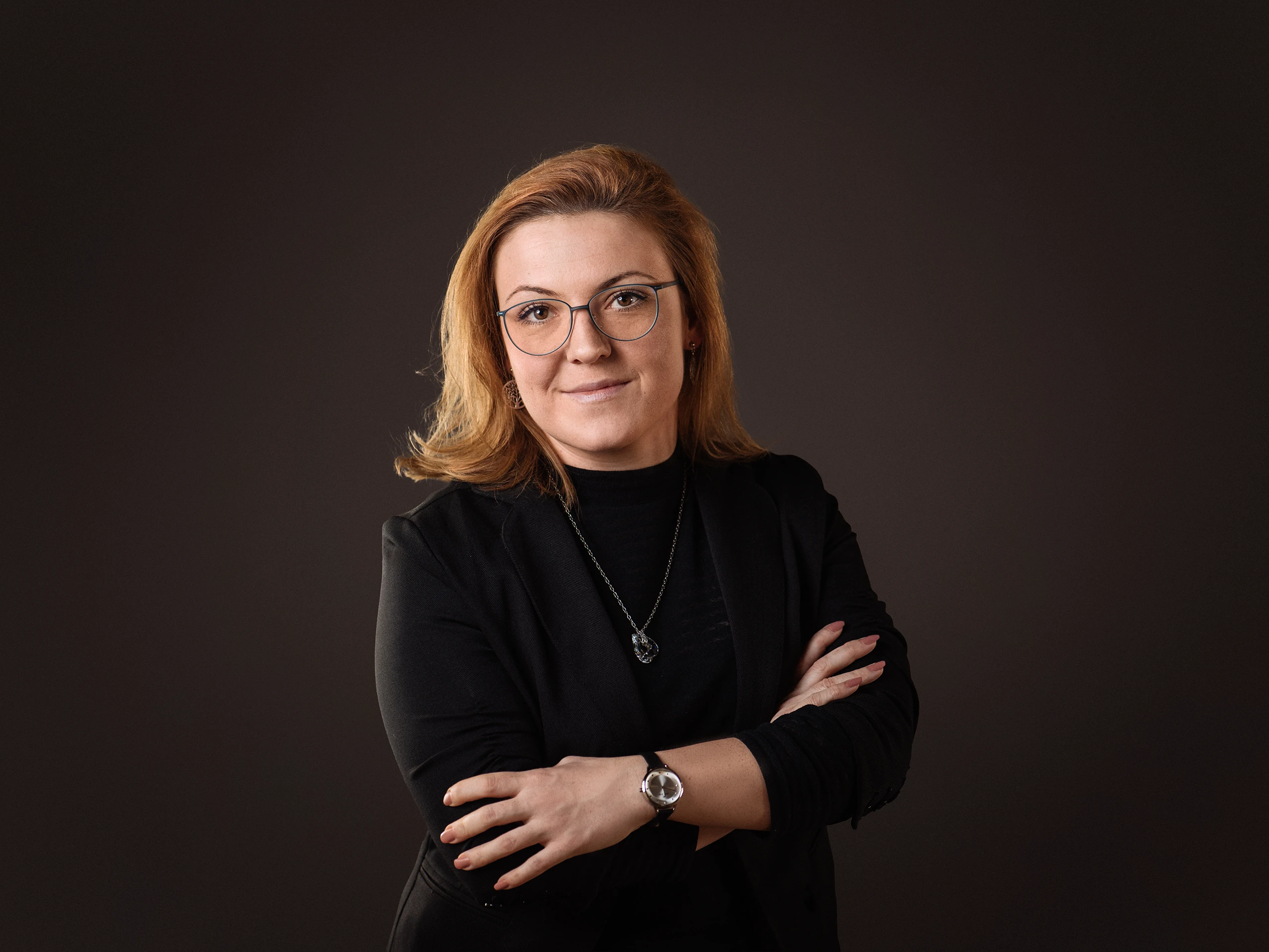 Prirodna poslovna žena crvene kose pozira za portret