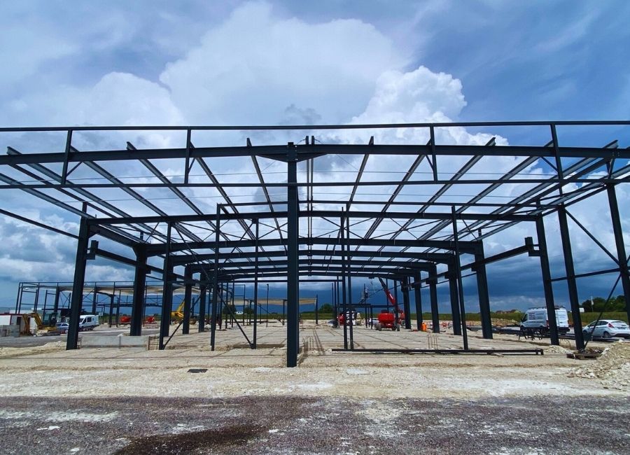 Structure métallique en cours de montage sur chantier de construction d’un bâtiment professionnel.