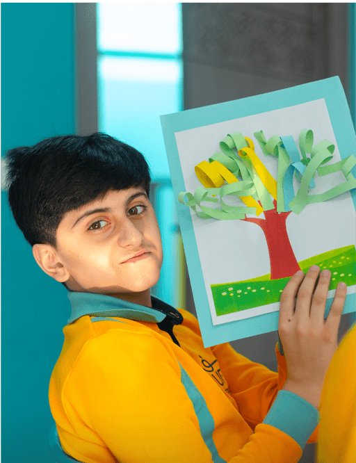 طالب يعرض لوحته الفنية