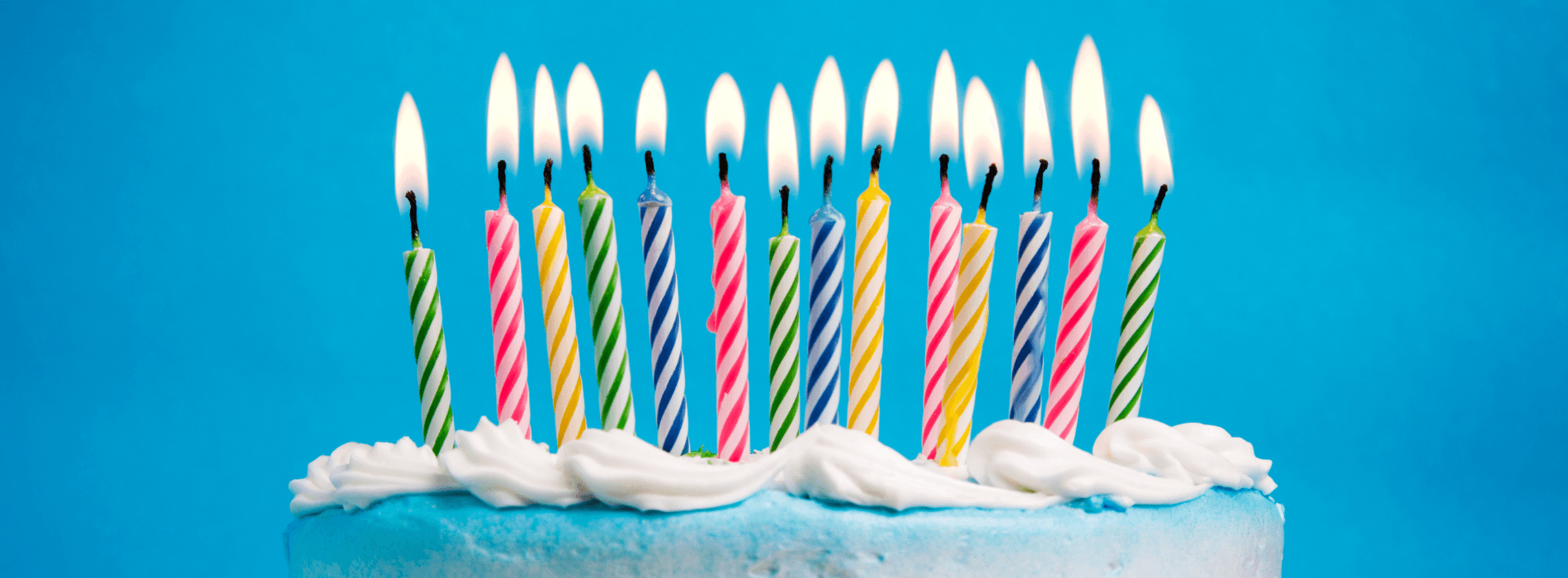 Bougies d'anniversaire sur un gateau