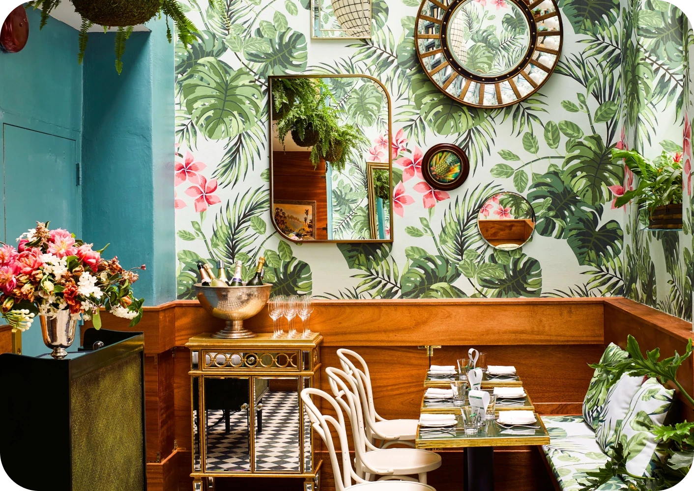 Leo's Oyster Bar dining room