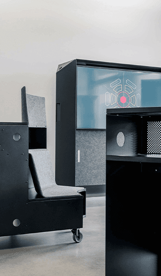 Modularer Büroraum mit dem flexiblen SCOPE System, inklusive Transformationswand mit Bildschirm, Steh-Arbeitsplatz und Pultbänken.