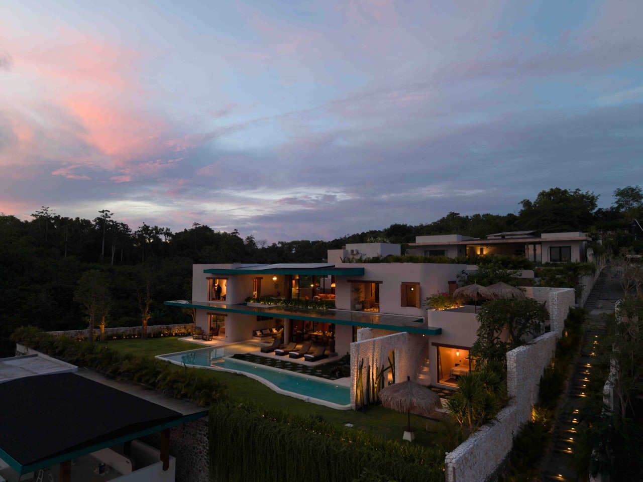 4-bedroom freehold villa with ocean views in Pecatu, Bukit