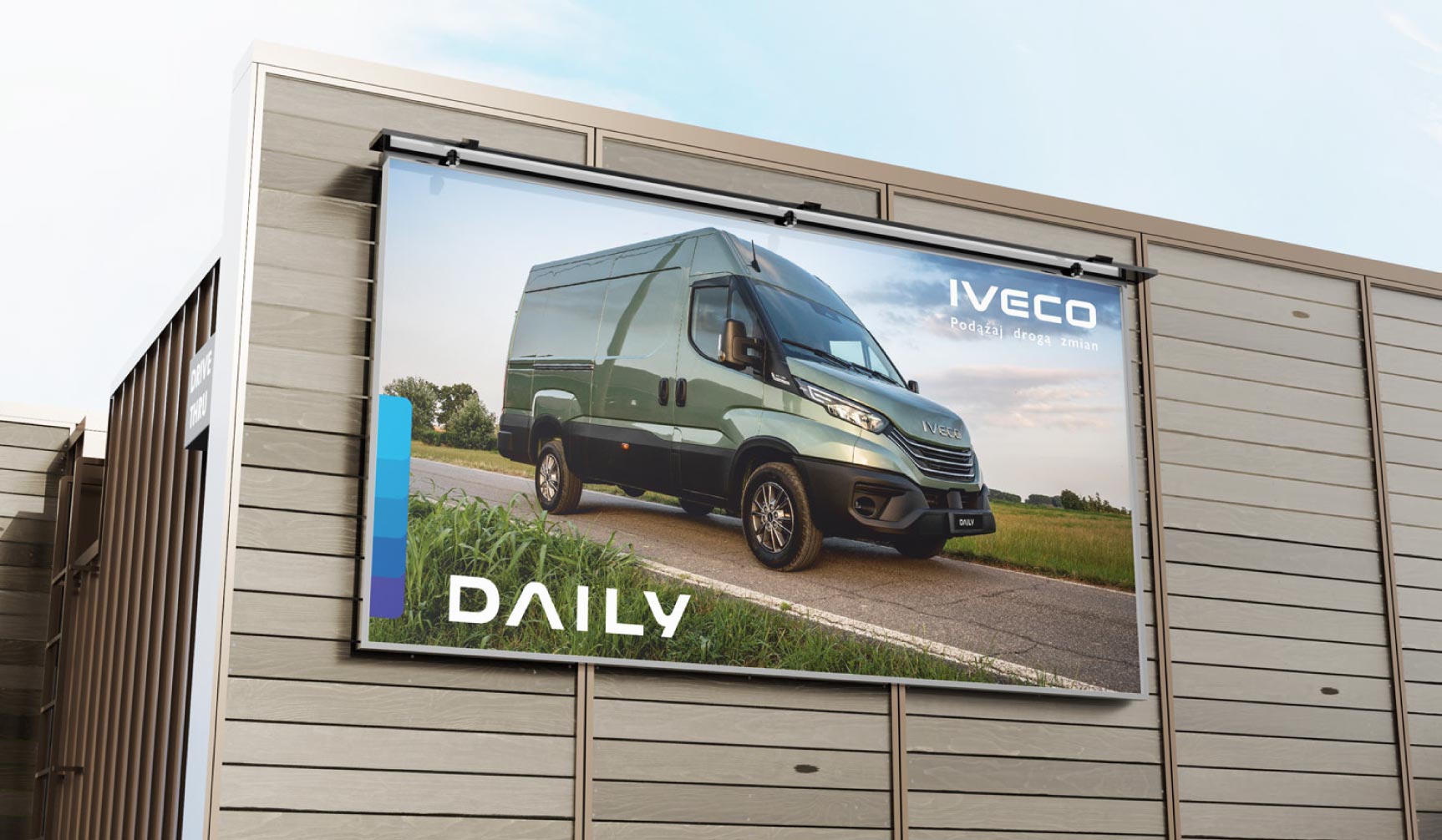 Wielkoformatowa reklama zewnętrzna – billboard z wizualizacją samochodu dostawczego Iveco Daily w terenie.