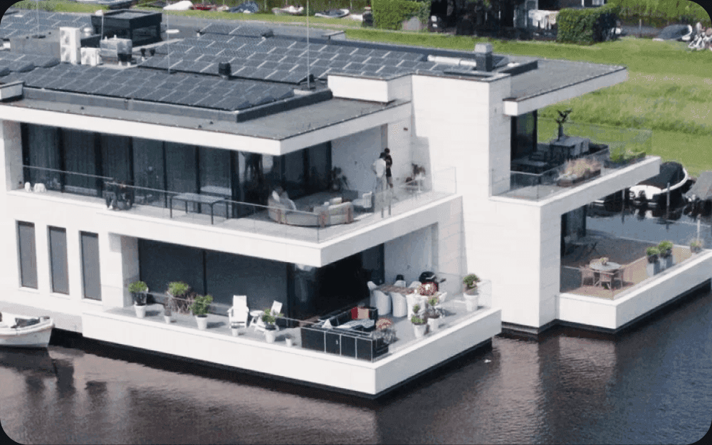 Moderne villa aan het water, van bovenaf