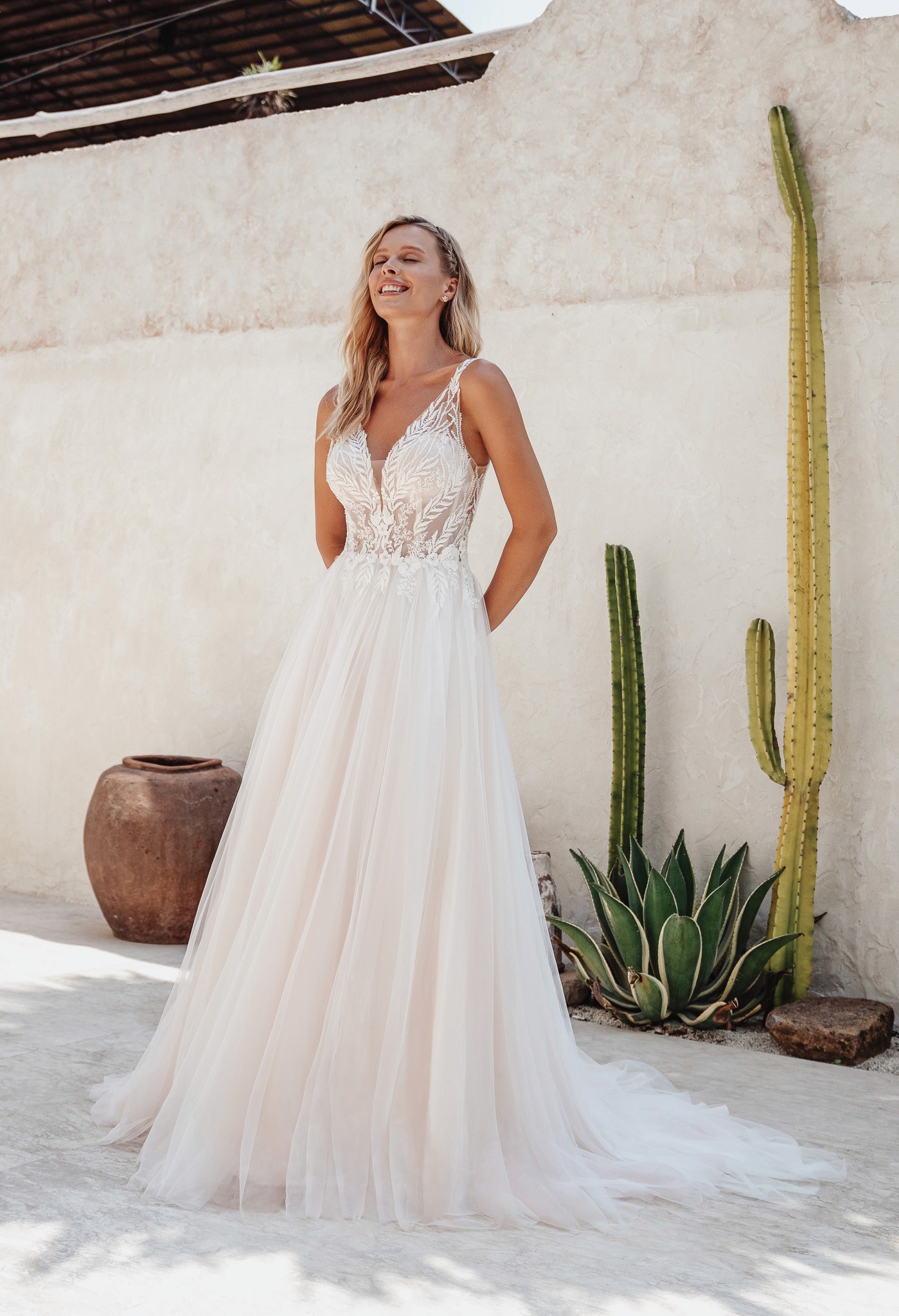 Schlichtes Brautkleid mit softem Tüllrock und reduziertem Spitzenoberteil