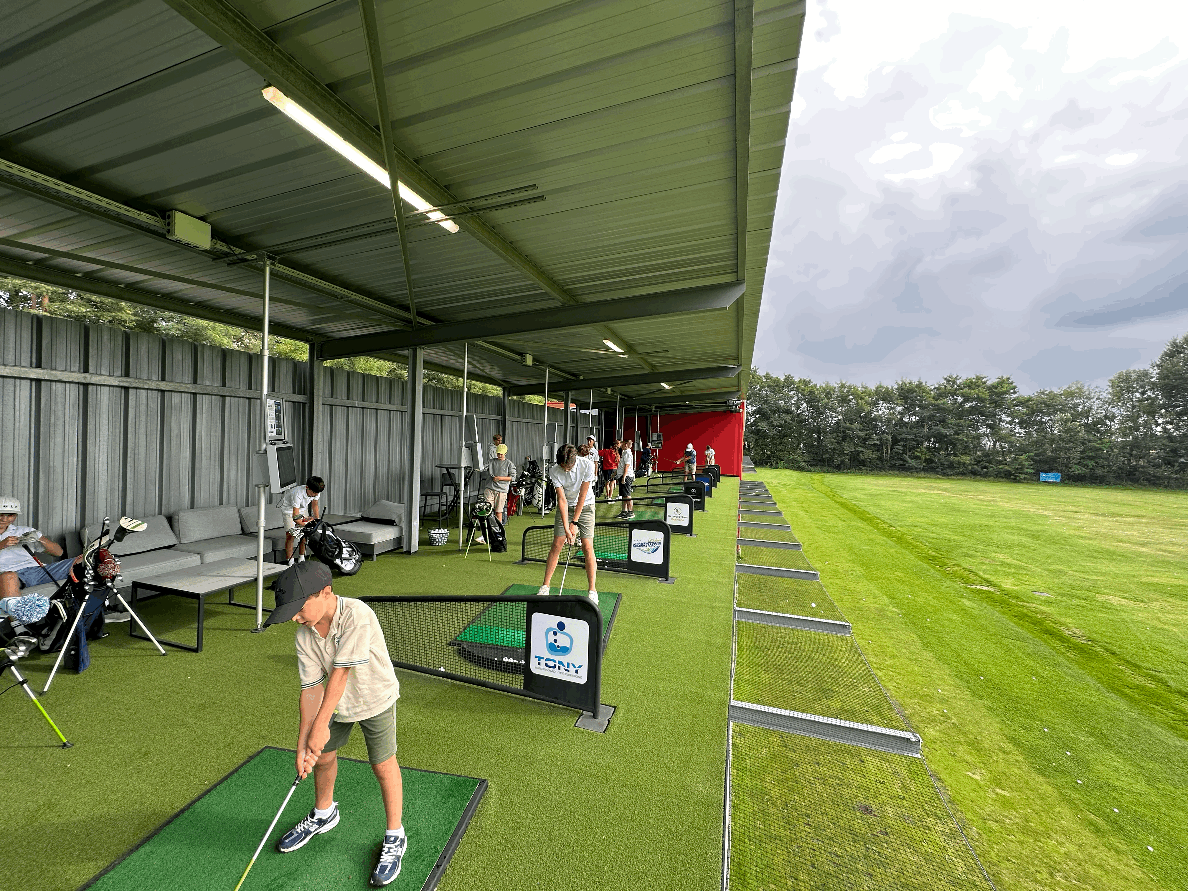 Toptracer bays en golfers naast elkaar