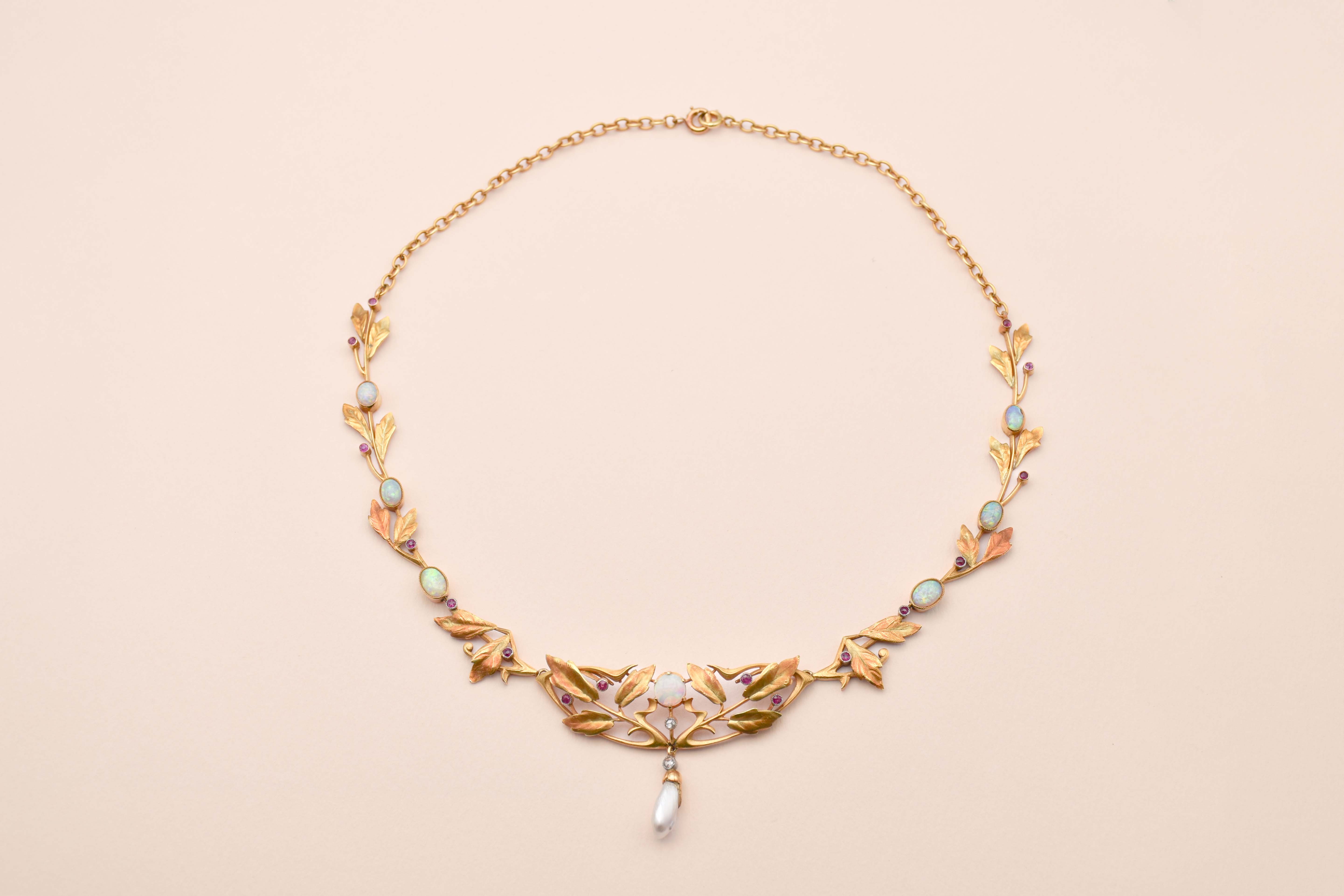 Vue d'ensemble d'un collier Art Nouveau en or orné de rubis, diamants et opales