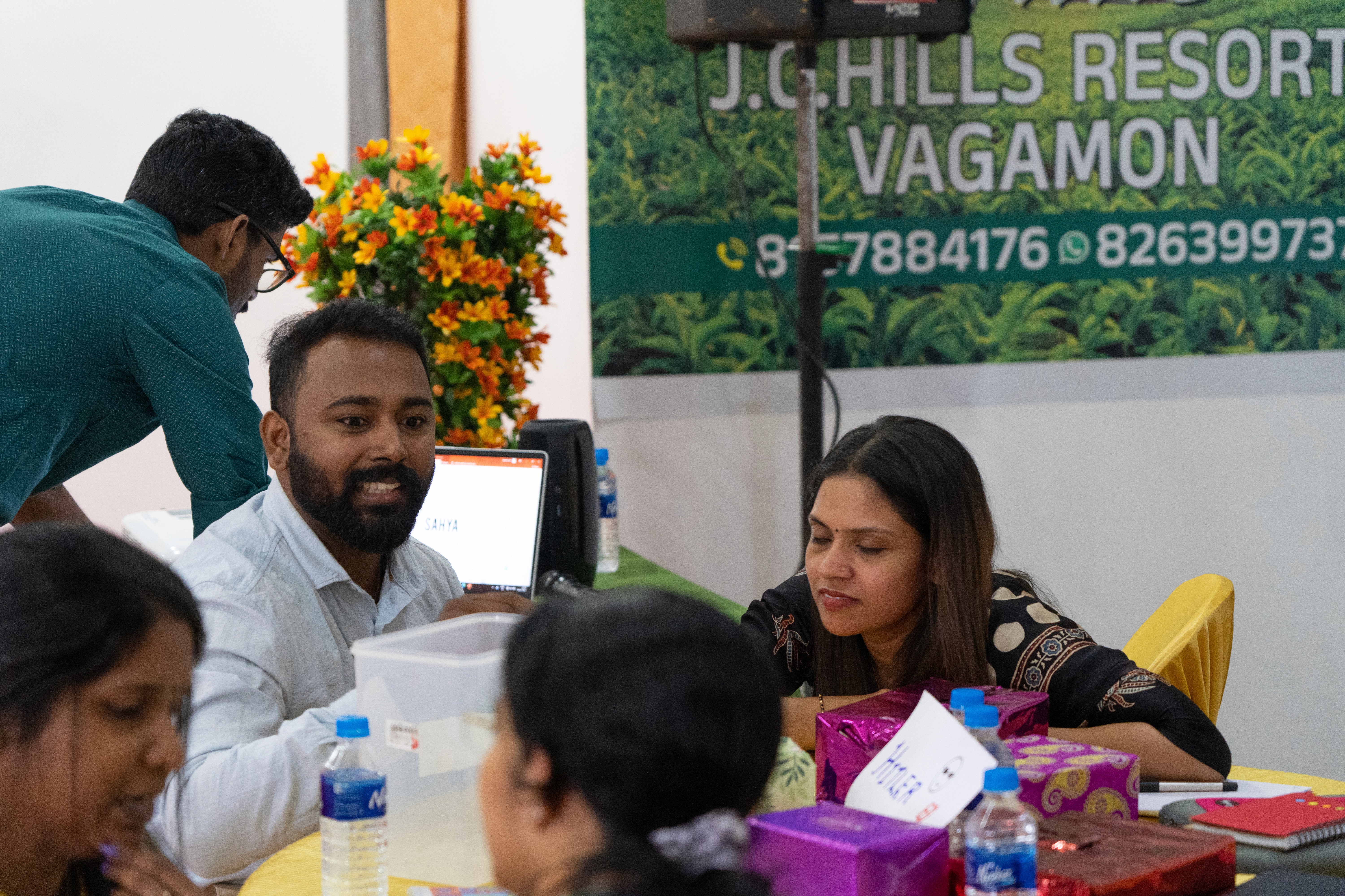 DR SG BIJU GIVING GIFT TO INTERNEE DOCTORS