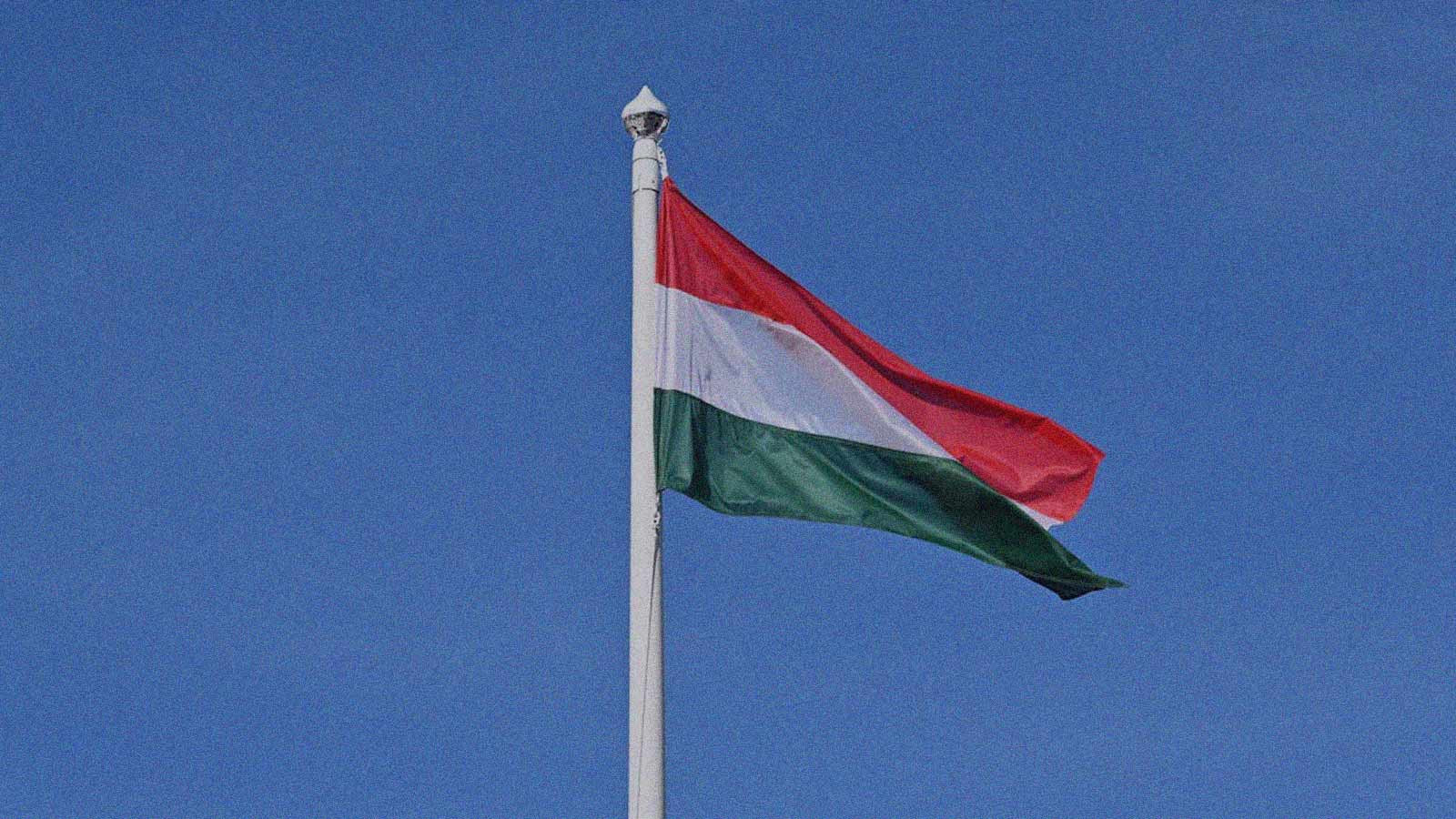 Imagen de la bandera húngara flameando en la columna de opinión "Orbán: el arquitecto de su propia trampa" de IdeaPaís.