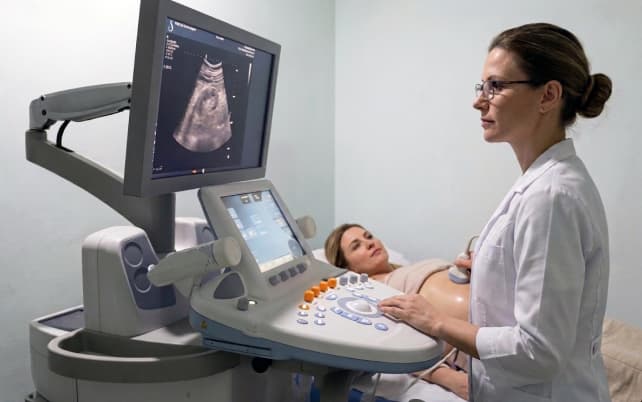 Лікар робить еластографію пацієнтці