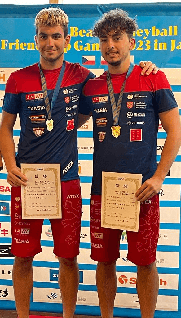 Jan Žídek a Šimon Bambas na stupni vítězů jako zlatí na Deaf Beach Volleyball Friendship Games v Japonsku.