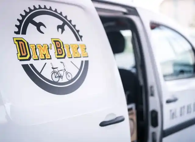 Mécanicien vélo effectuant une révision complète sur un marché du Calvados