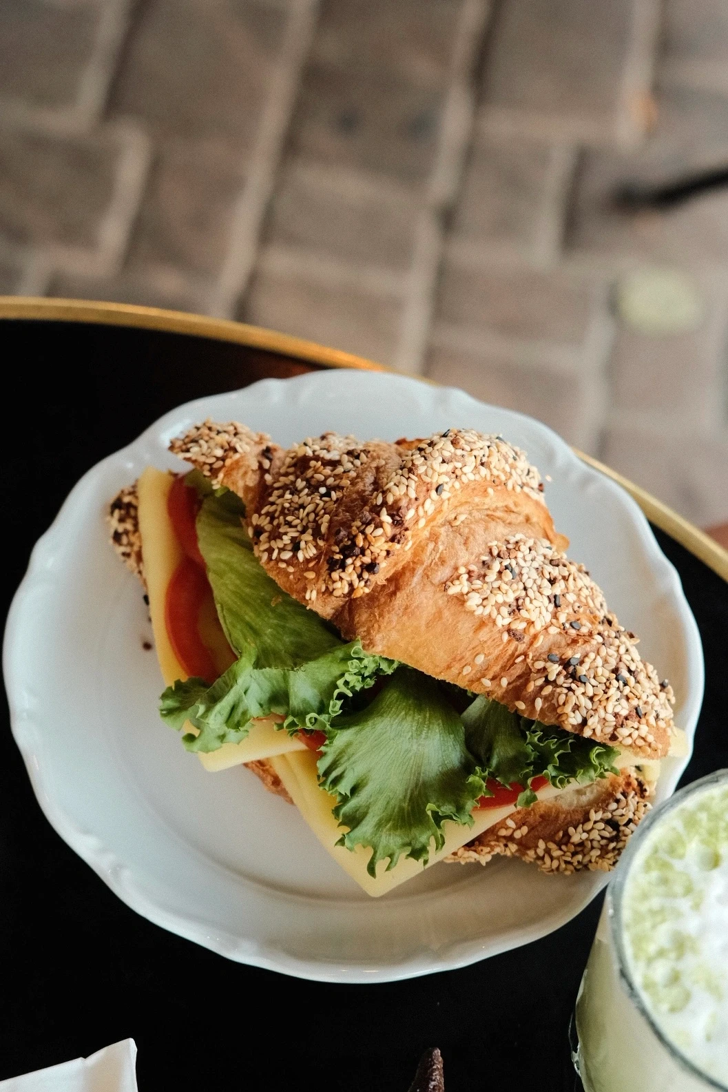 צילום מזון מקצועי של קרואסון מלוח עם גבינה צהובה, עגבנייה וחסה בסטיילינג קולינרי - ShiriZ הצלמת שירי עציץ