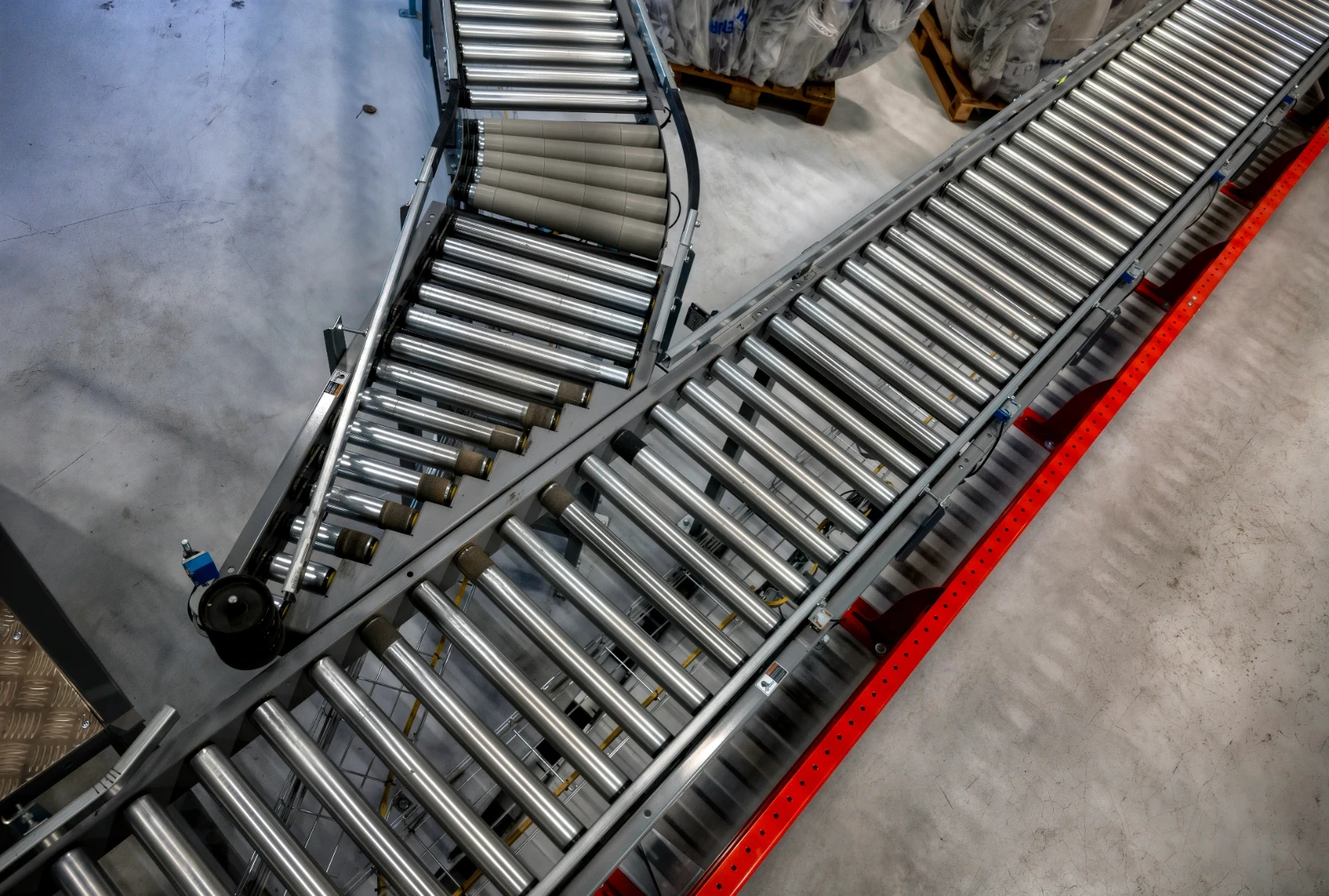 Uppifrån vinkel av rullband transportband system i ett lager för logistik och distribution.