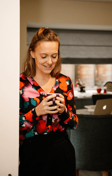 Audrey Vaesen drinkt koffie in haar praktijk.