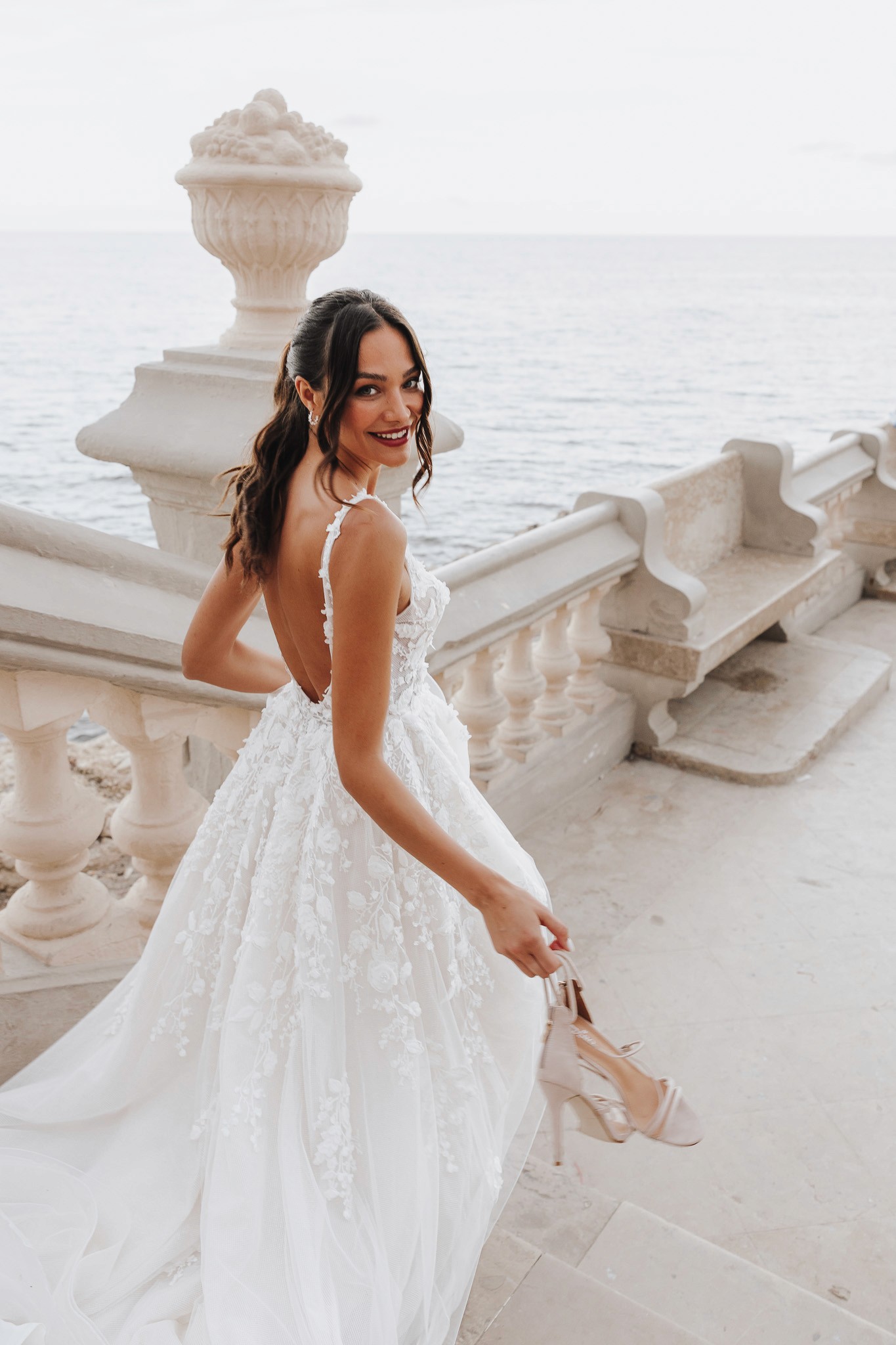 Brautkleid mit raffiniertem Rückenausschnitt und langer Schleppe