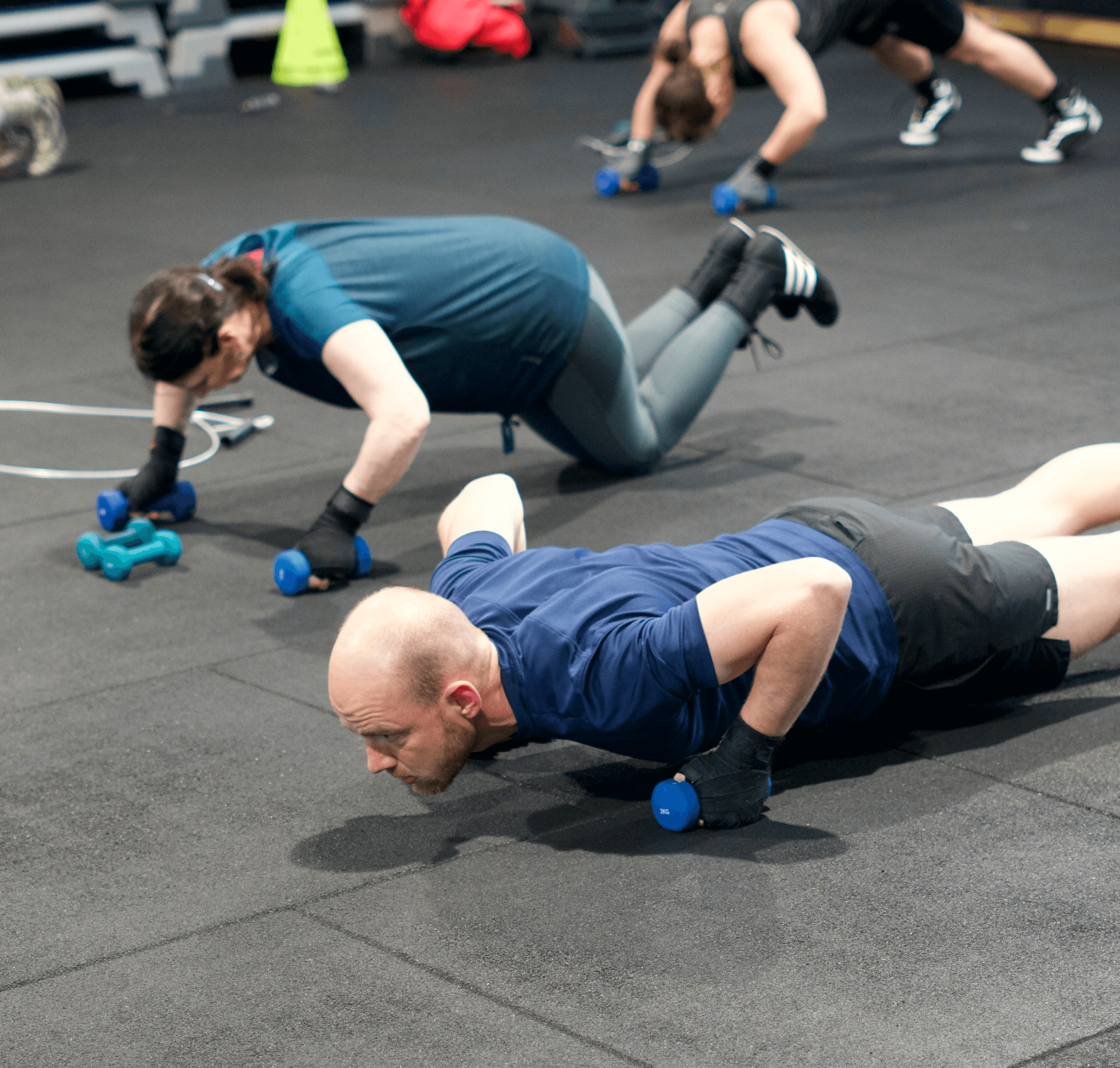 Teilnehmer beim Bodentraining im Fuchs Kampfsport Zirkeltraining Kurs mit funktionellen Übungen.