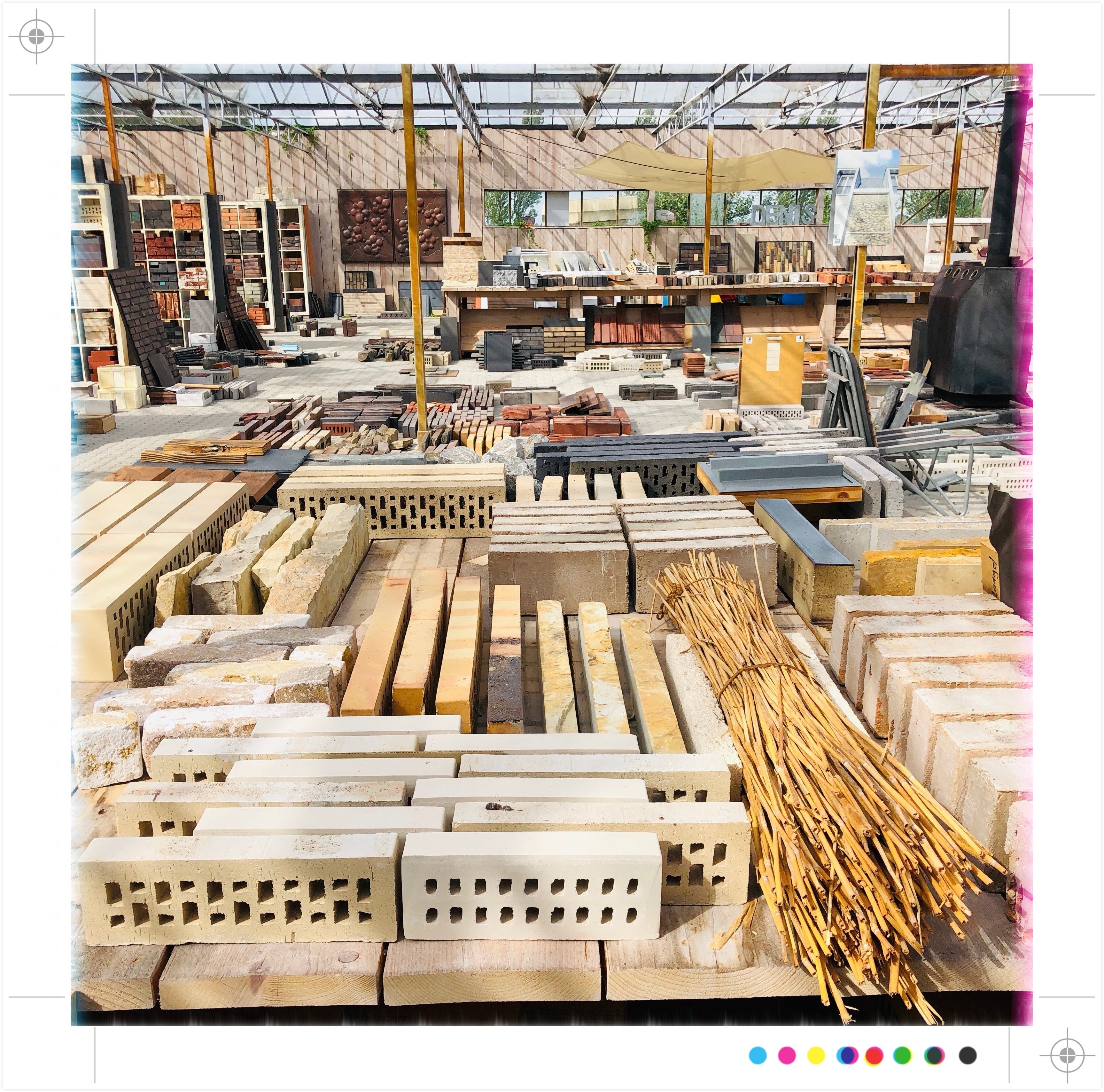 Een verzameling stenen en een bundel stro op een houten ondergrond.