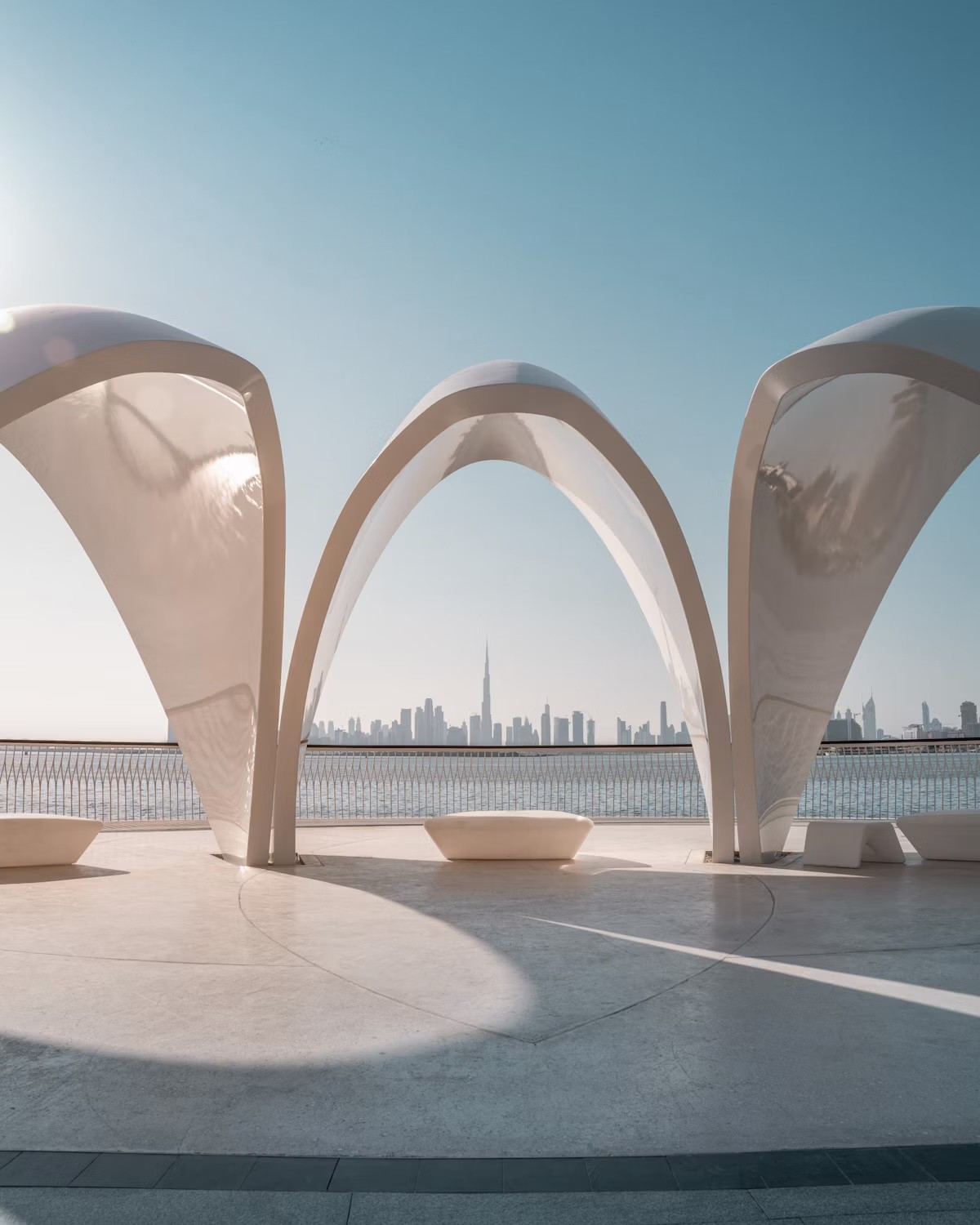 Weisse Bögen an der Promenade, im Hintergrund die Skyline von Dubai