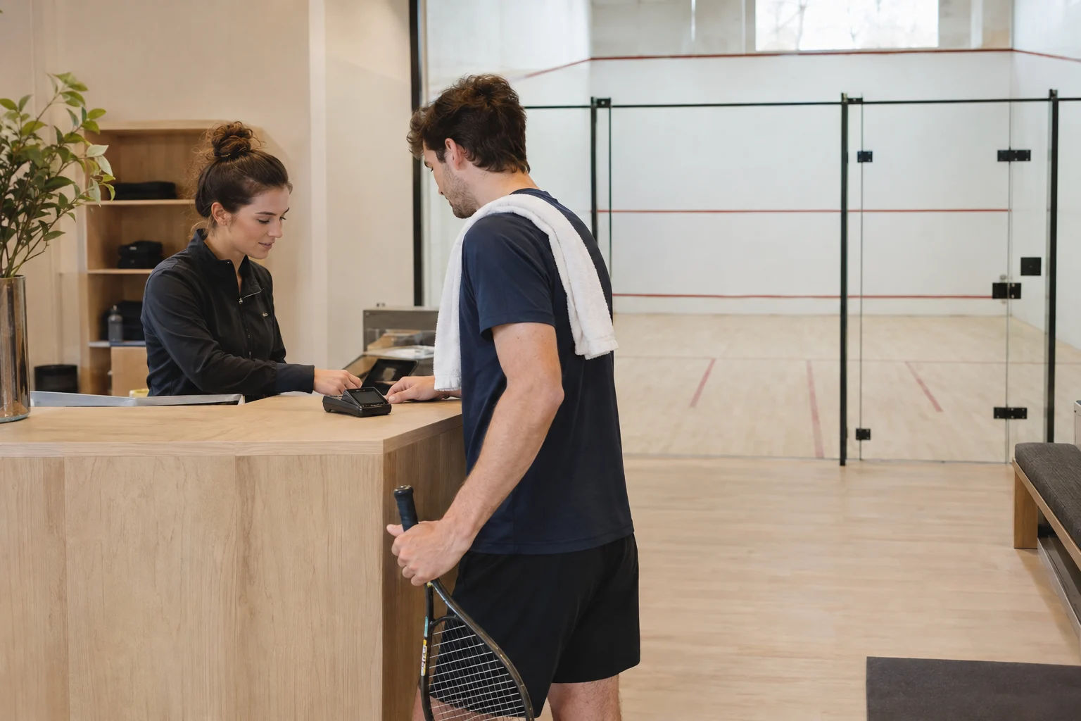 Verkauf am Empfang eines Squashclubs