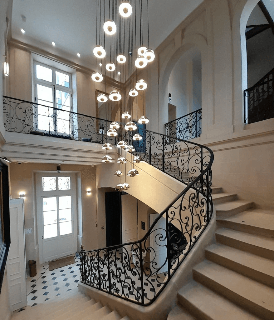 Interior de uma loja de luxo com design moderno e iluminação sofisticada, apresentando prateleiras iluminadas com produtos de alta qualidade, destacando a excelência da TCC Especialização em design comercial e ambientação de espaços de varejo.