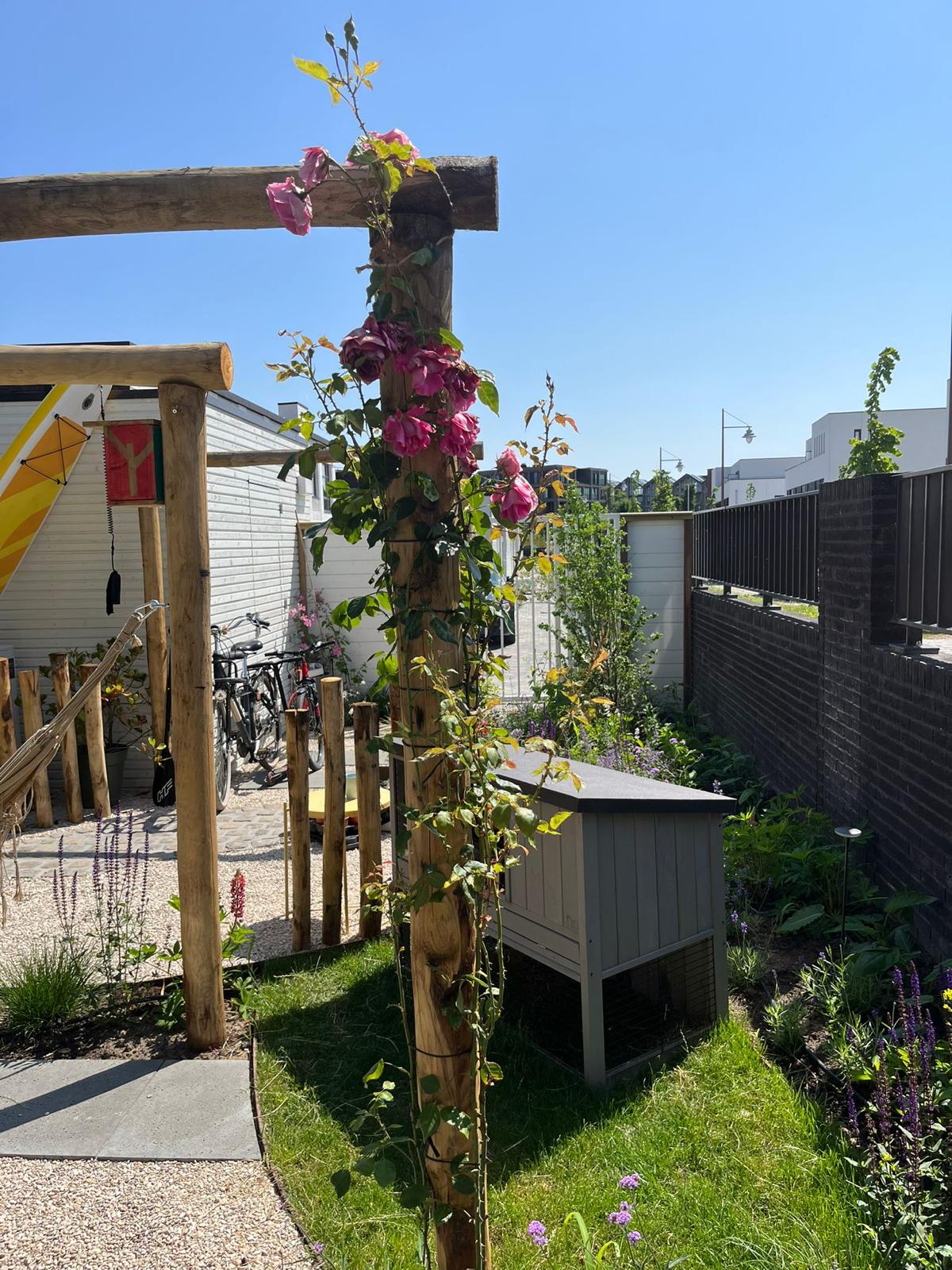 Tuin met natuurlijke materialen in Muiden - Art gardens