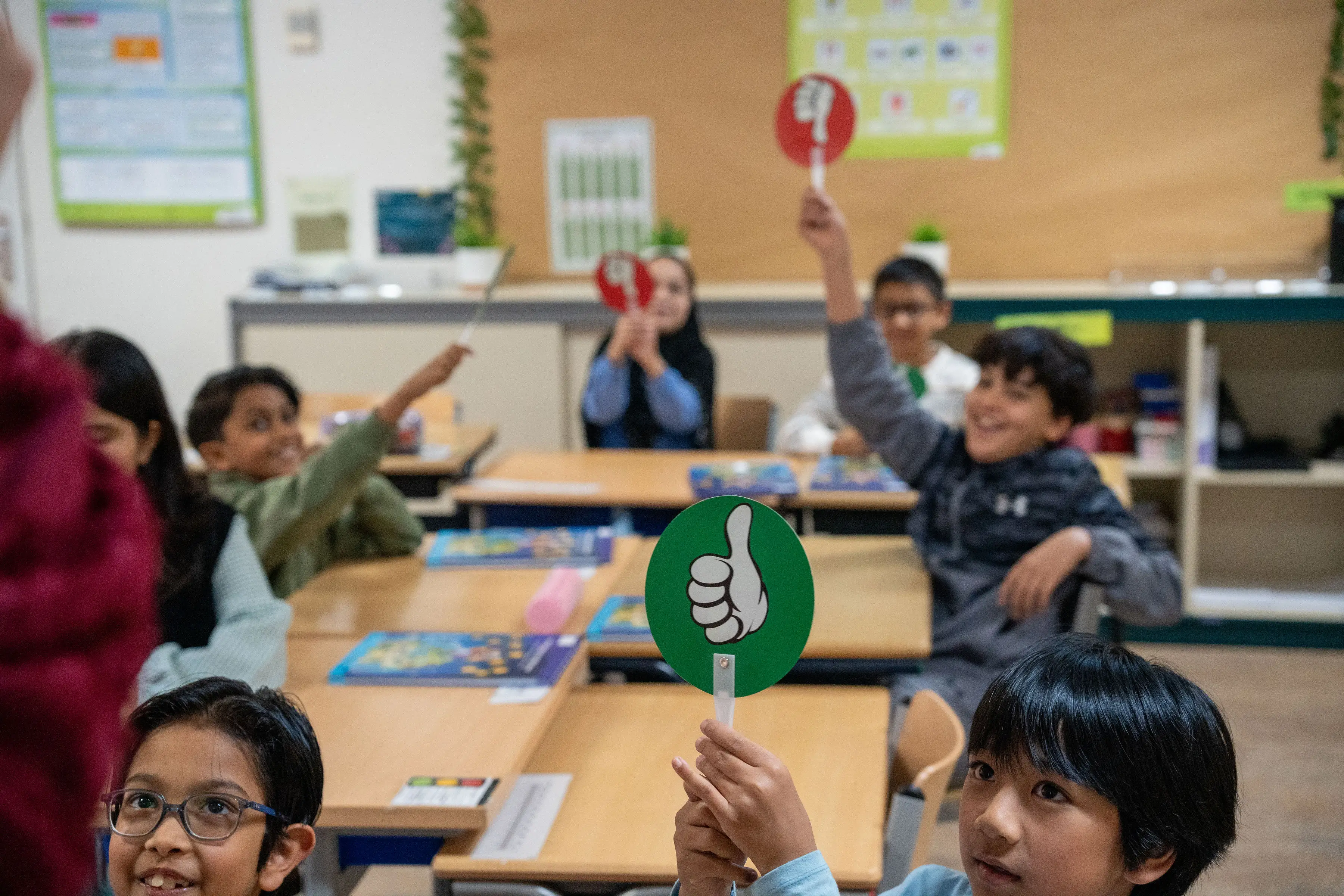 Kinderen leren samen in de klas op islamitische basisschool Al Qoeba in Den Haag