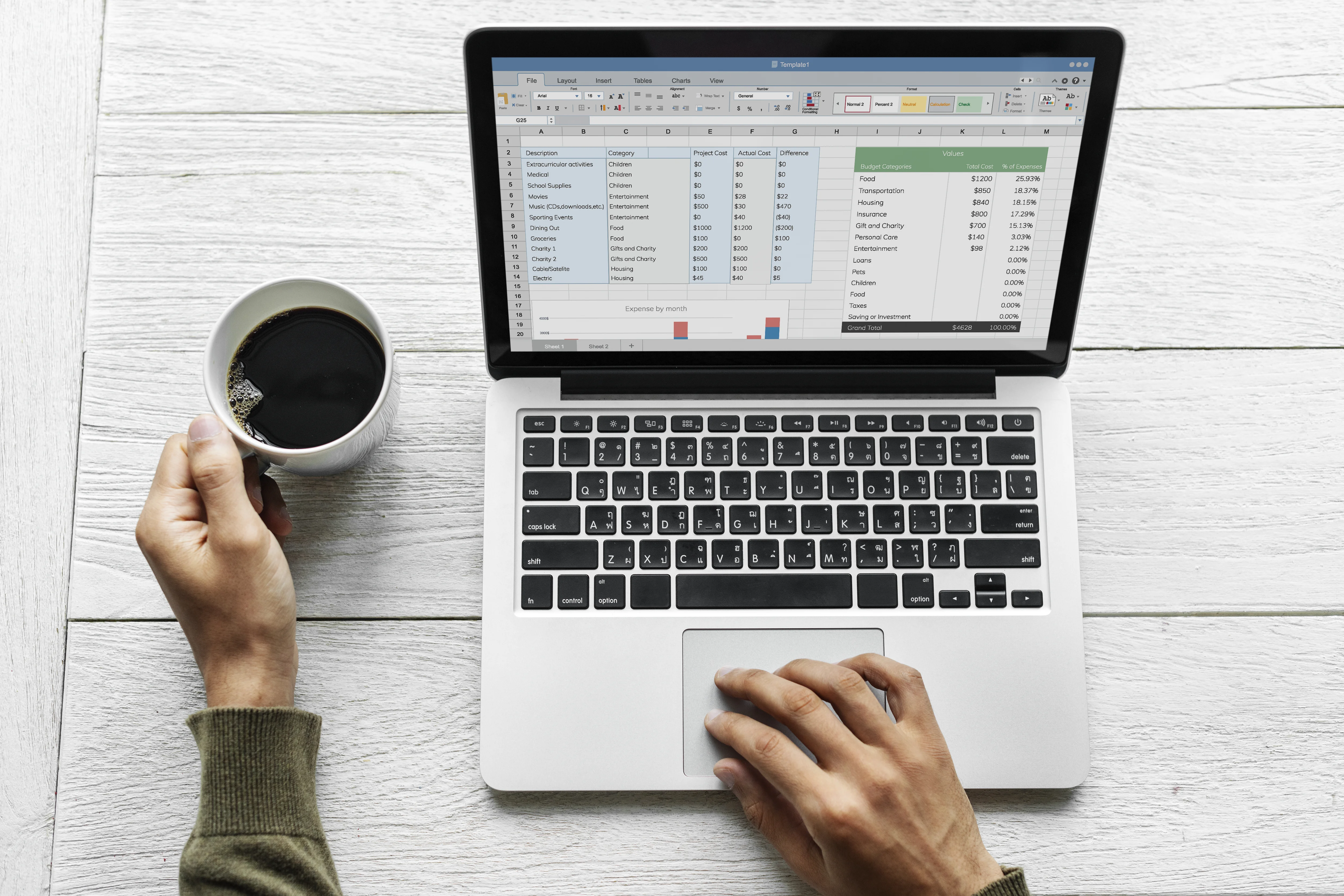 Analista de Dados transformando texto em colunas no Excel, foco na tela do computador. 
