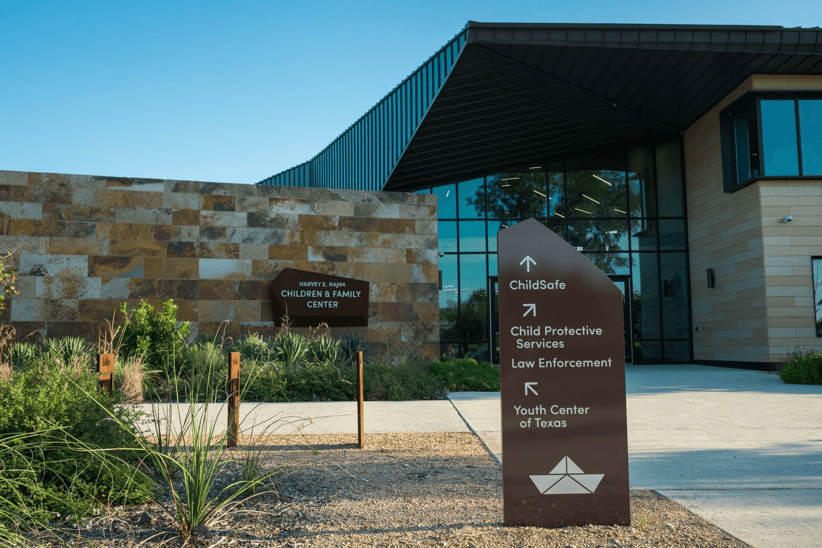 Harvey E. Najim Children and Family Center, the tranquil home to ChildSafe and other children-focused agencies. Connecting to the Salado Creek Greenway, the 43.000 square-foot campus is a restorative respite for both its clients and team members. The center houses therapy spaces, transitional housing, rooftop gardens, nature paths, and even a ropes course.