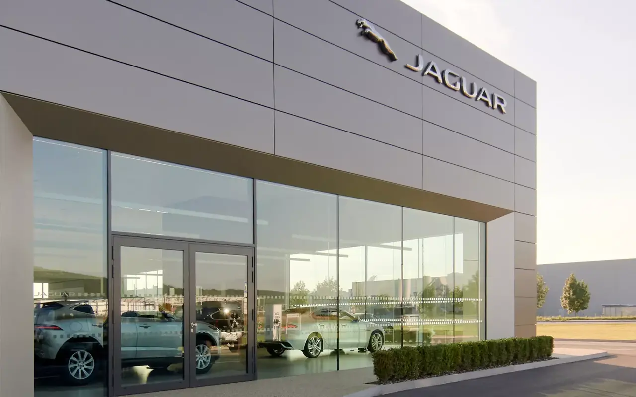 Bezrámové zasklení autosalon Jaguar