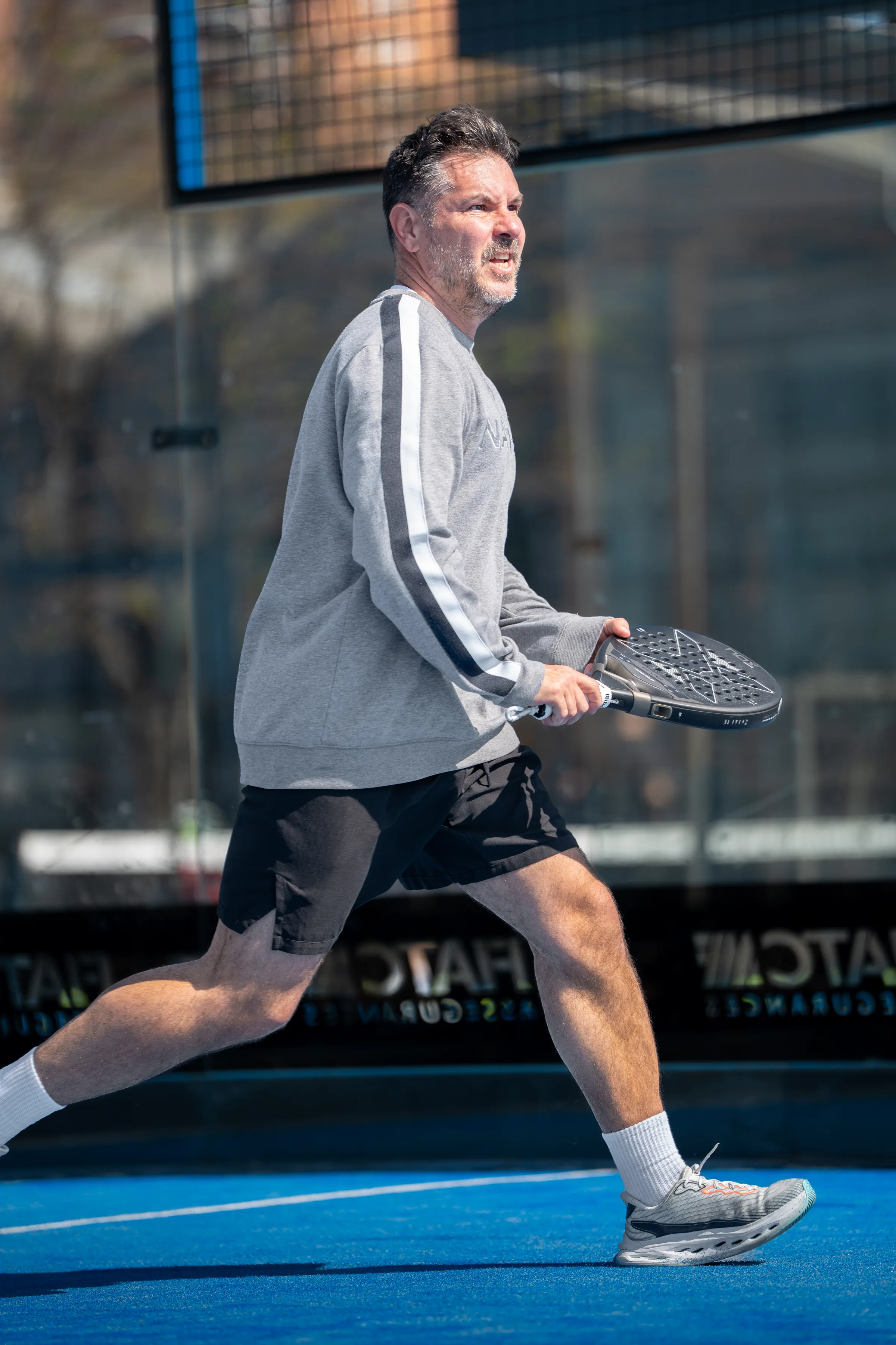 Momento de reacción en partido de pádel en Aurial Padel Cornellà 25 marzo 2026, por Nolan Pardo