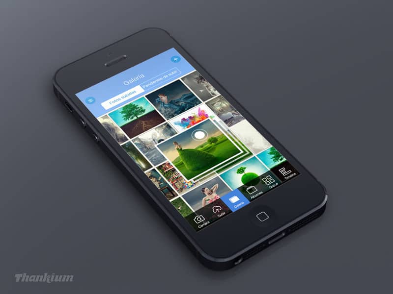 Galería de fotos abierta en smartphone moderno, interfaz de usuario intuitiva.