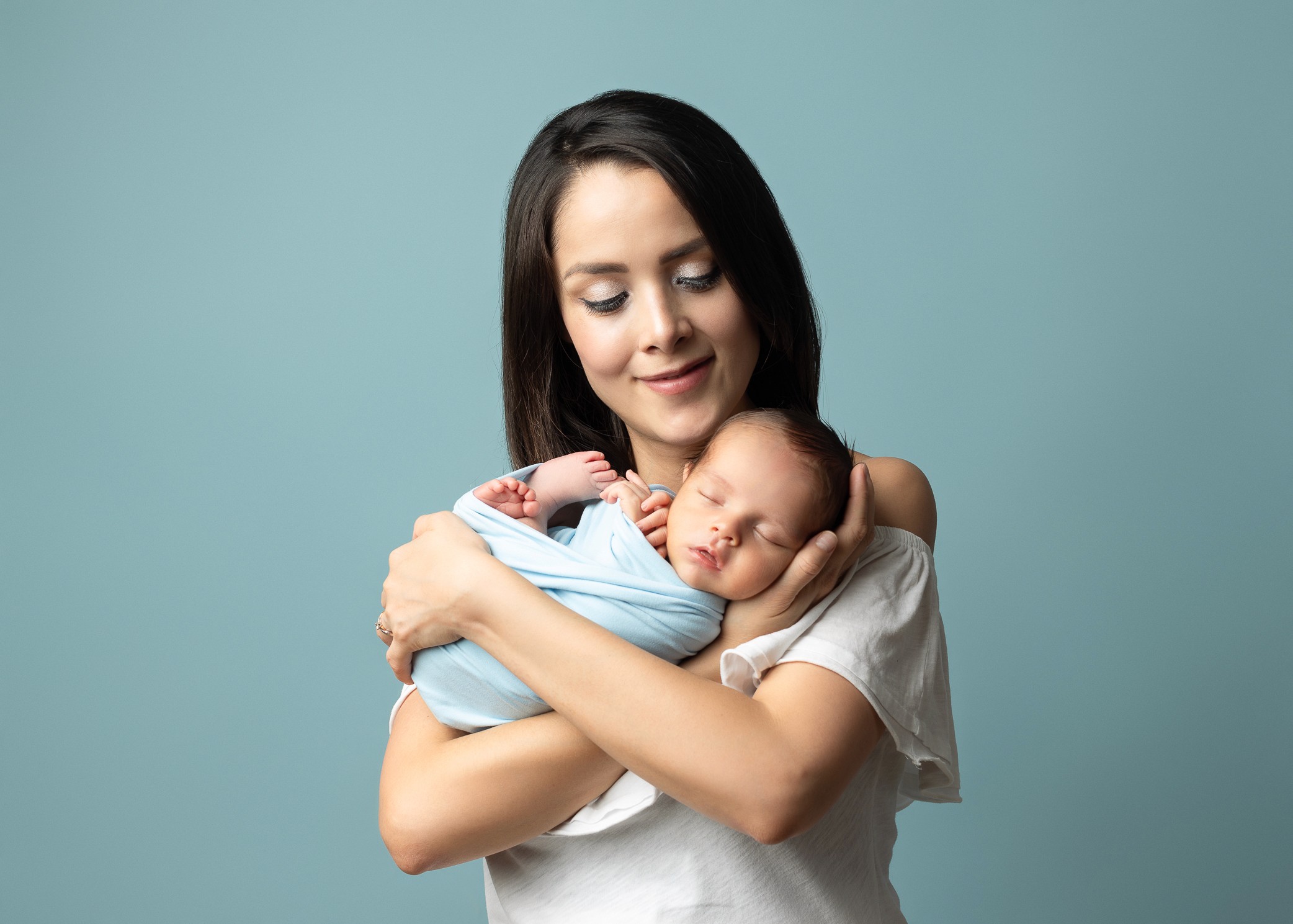retrato de mamá con bebé en estudio de fotografía