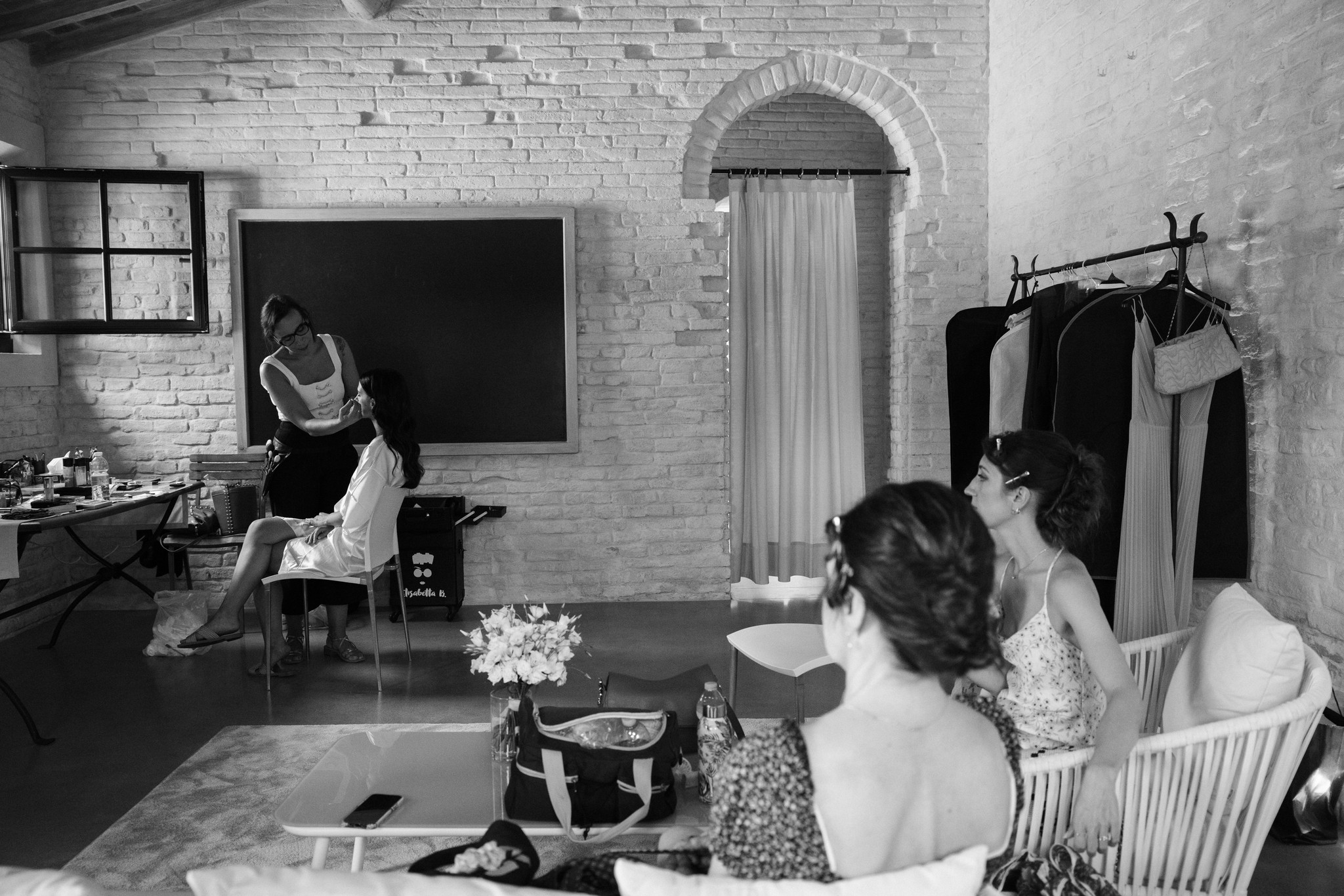 Preparativi matrimonio a Villa Negri, sposa tra porte aperte e abiti nuziali, atmosfera intima e luminosa