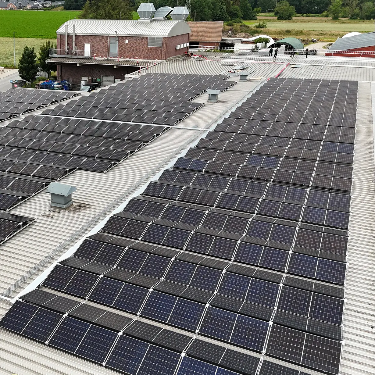Große Photovoltaikanlage auf dem Dach eines gewerblichen Gebäude
