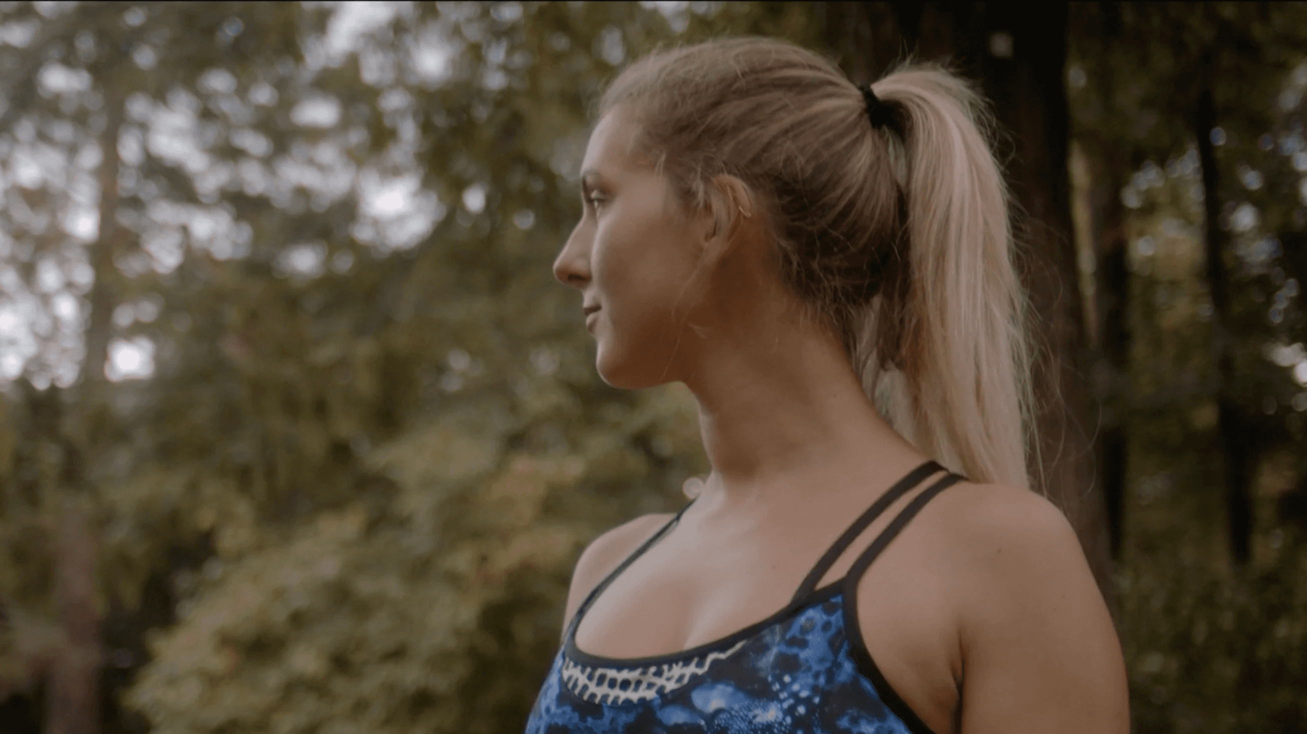 Yoga-Mädchen, in die Ferne blickend