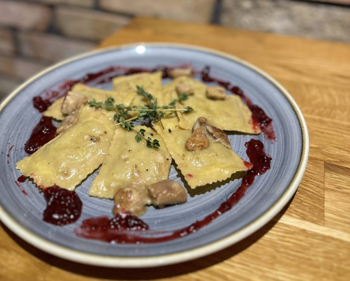Danie restauracyjne na lunch zespołowy po wdrożeniu projektu
