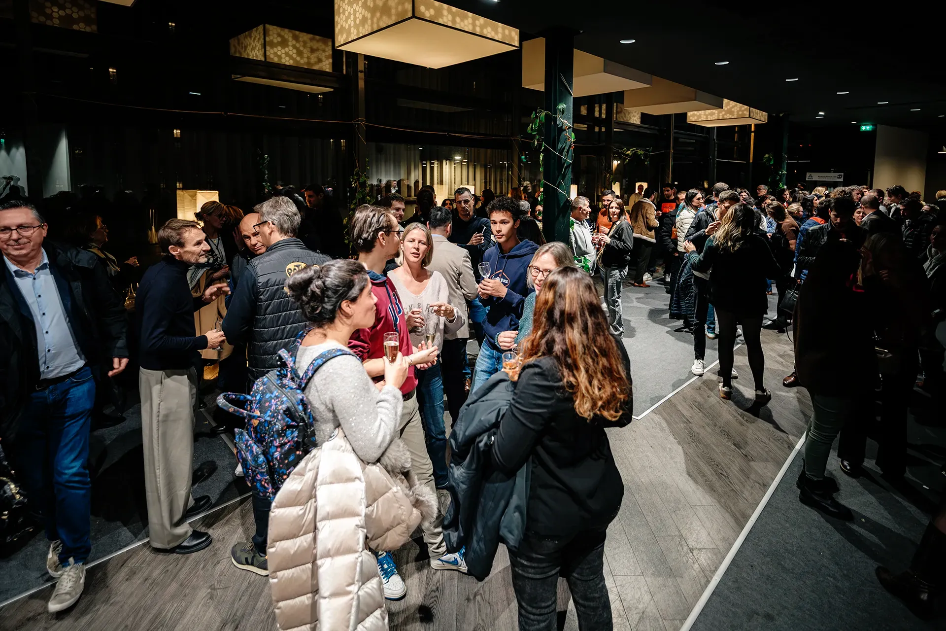 Cocktail networking lors d’une soirée entreprise Legal2Digital au Pathé Chavant à Grenoble avec forte affluence